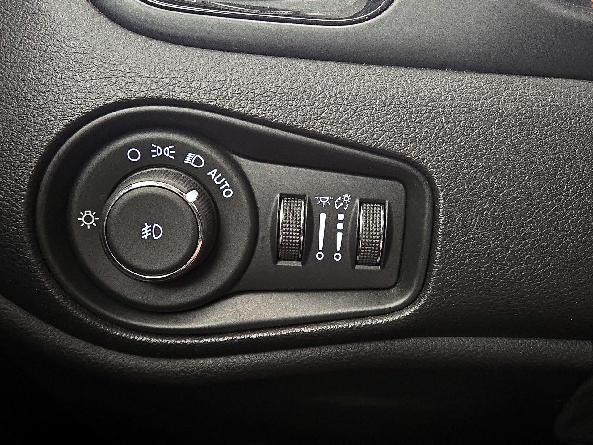 Thumbnail: 2017 Jeep Renegade - 13