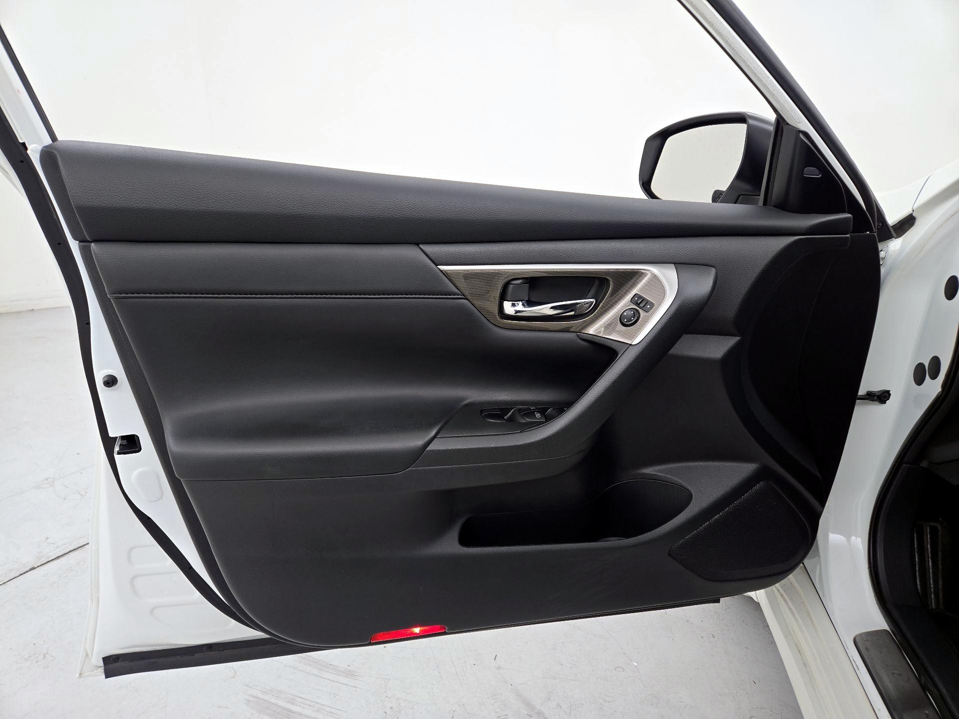 Thumbnail: 2015 Nissan Altima - 12