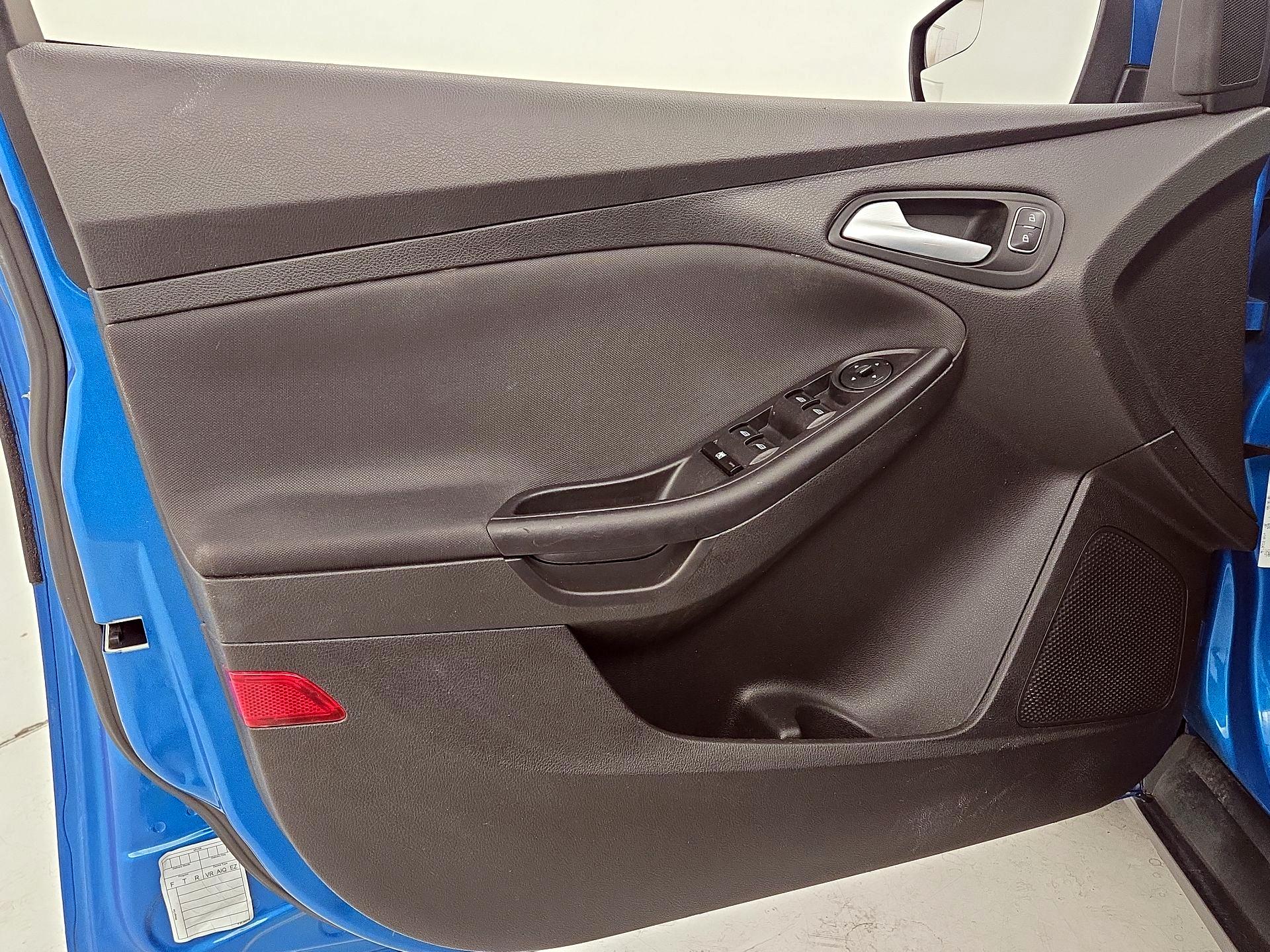 Thumbnail: 2015 Ford Focus - 12