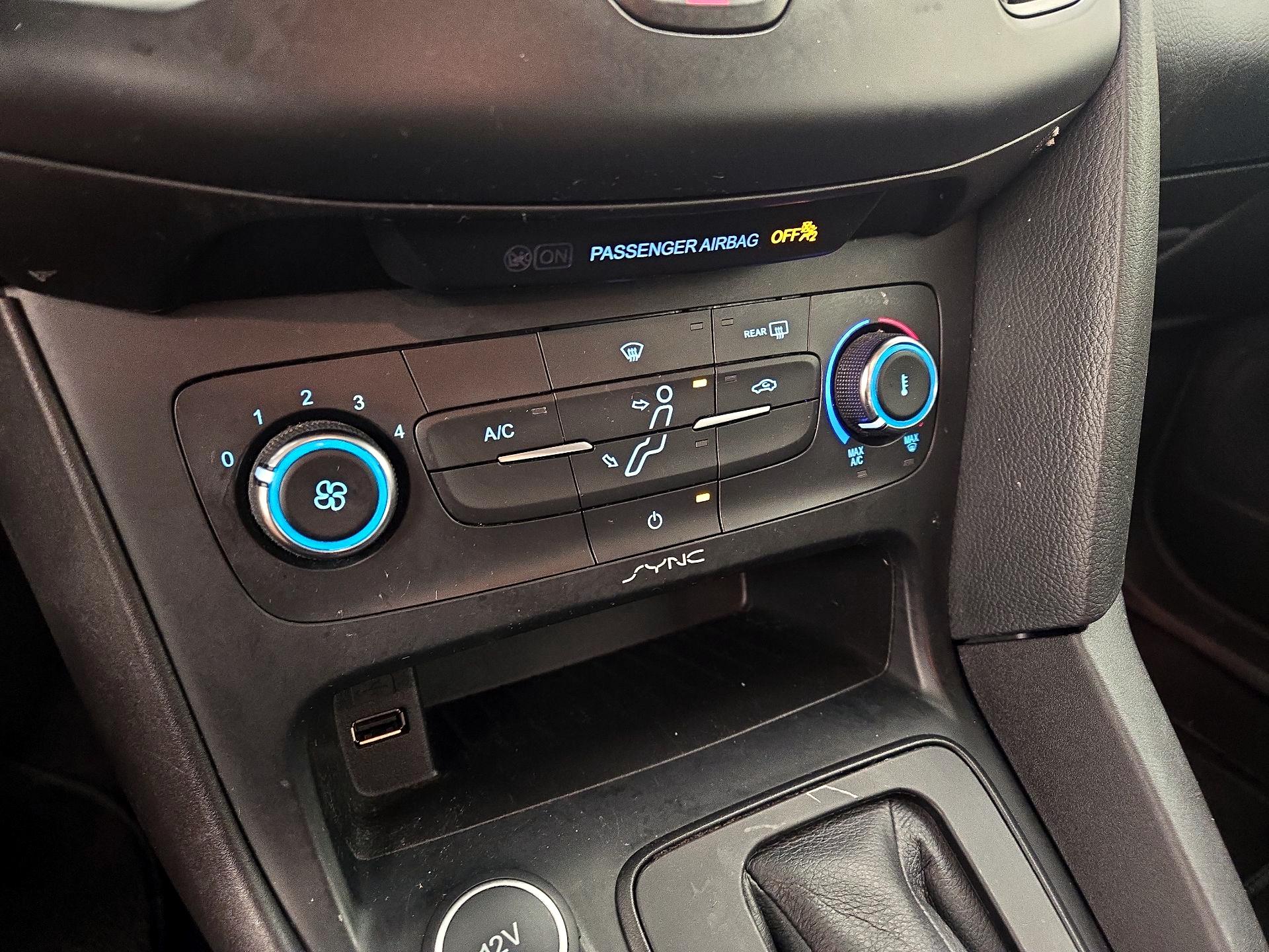 Thumbnail: 2015 Ford Focus - 16