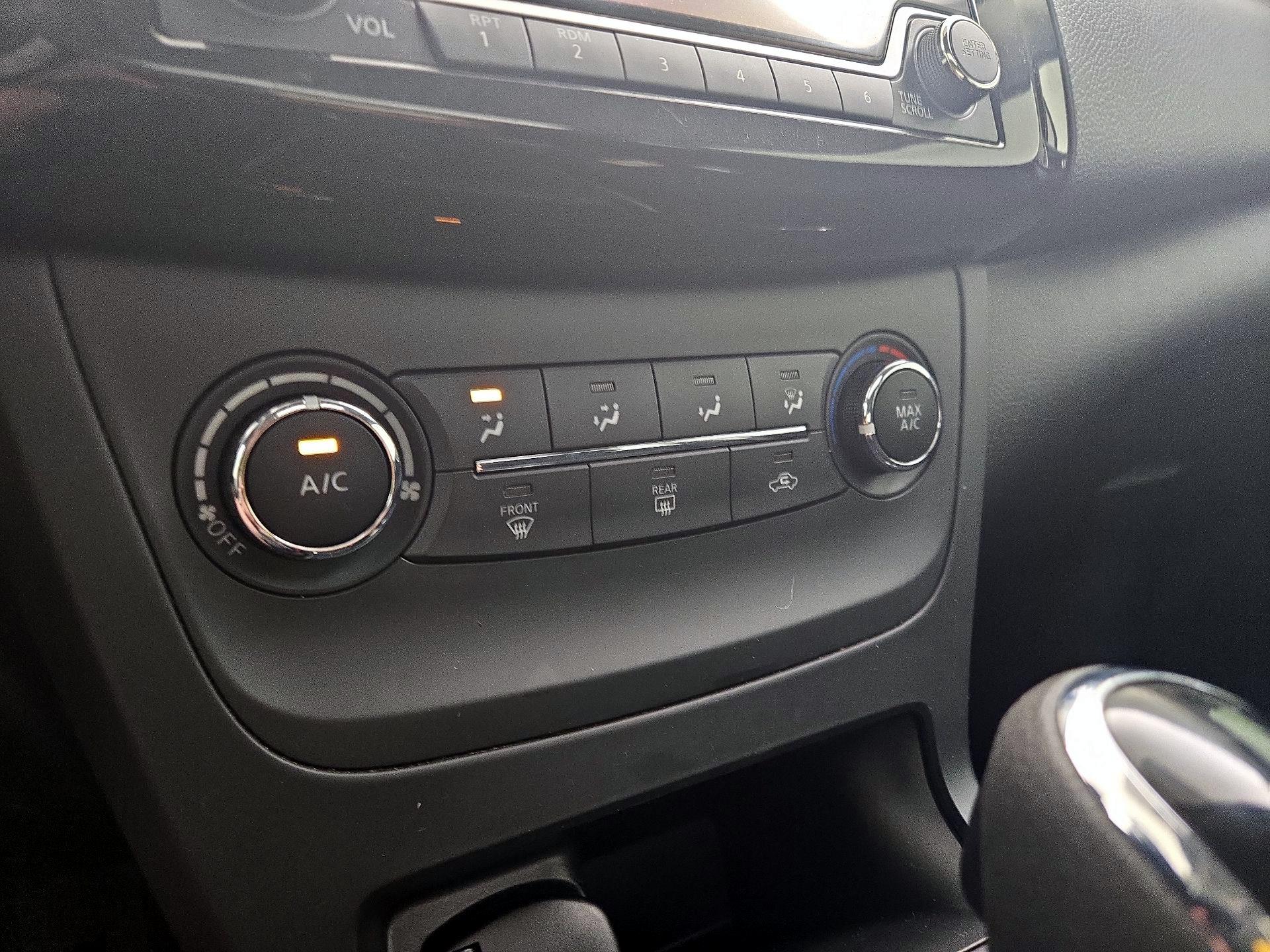 Thumbnail: 2016 Nissan Sentra - 16