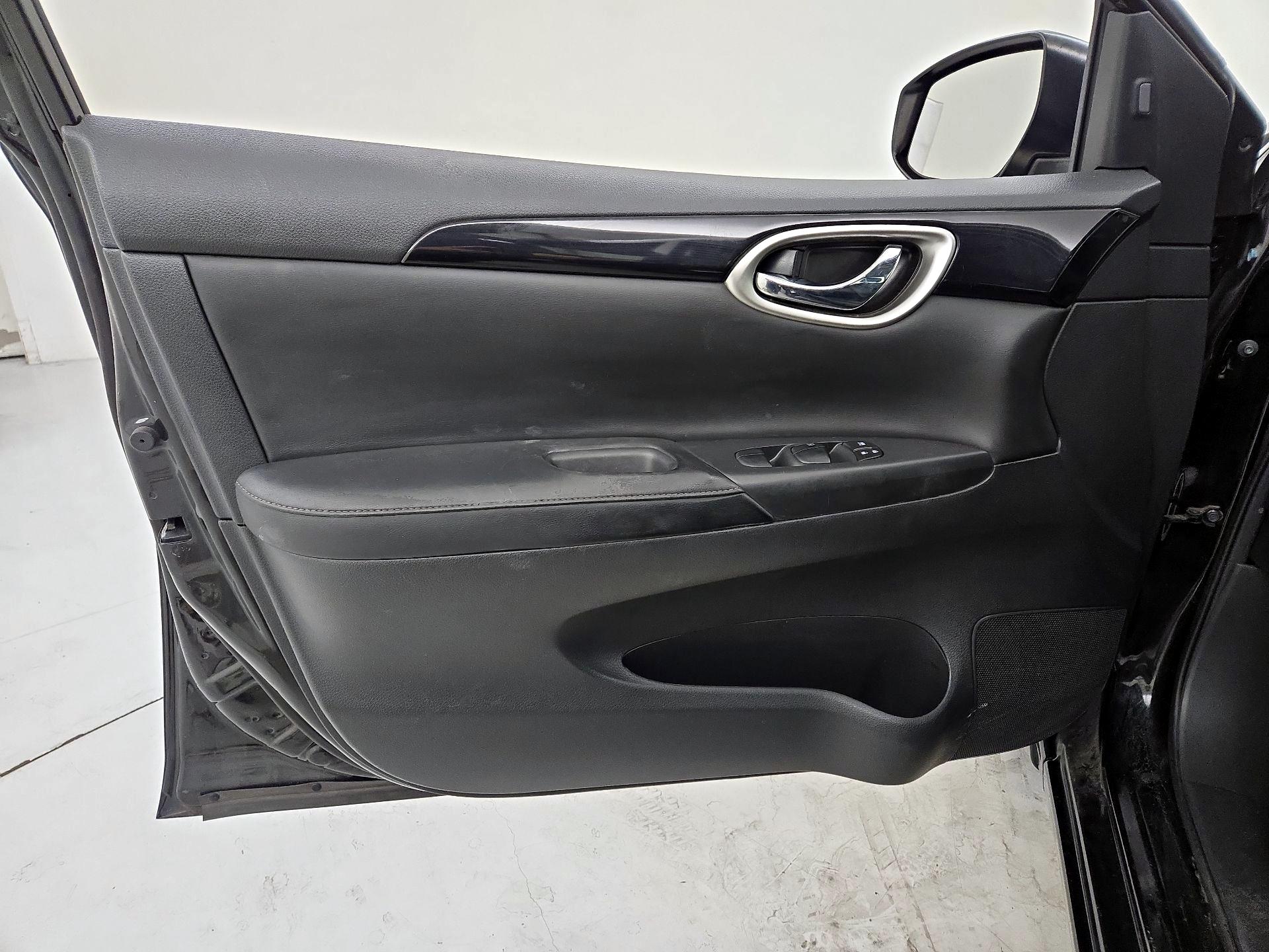 Thumbnail: 2016 Nissan Sentra - 12