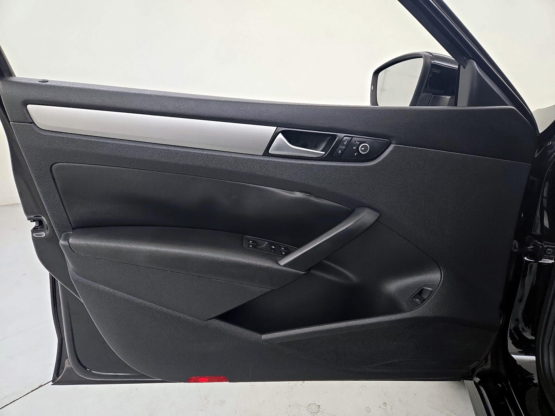 Thumbnail: 2015 Volkswagen Passat - 12