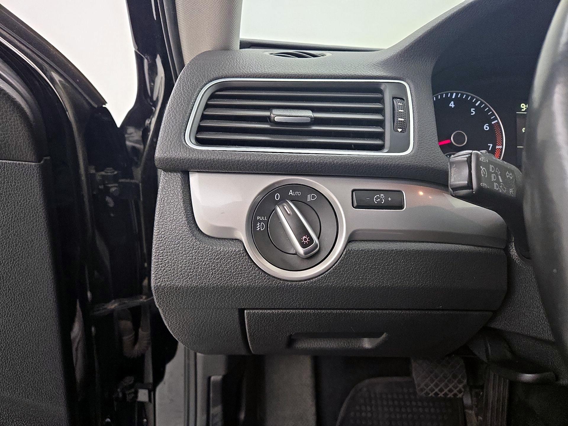 Thumbnail: 2015 Volkswagen Passat - 13