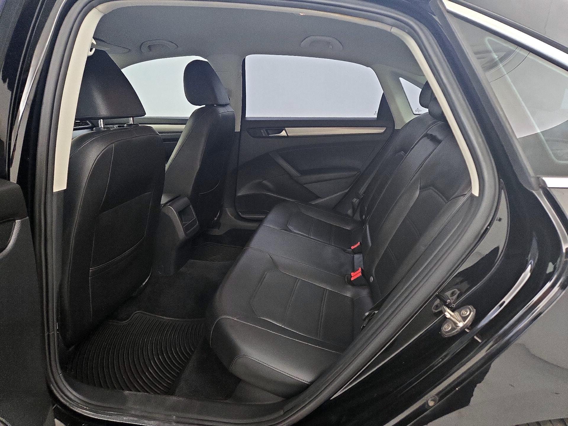 Thumbnail: 2015 Volkswagen Passat - 19