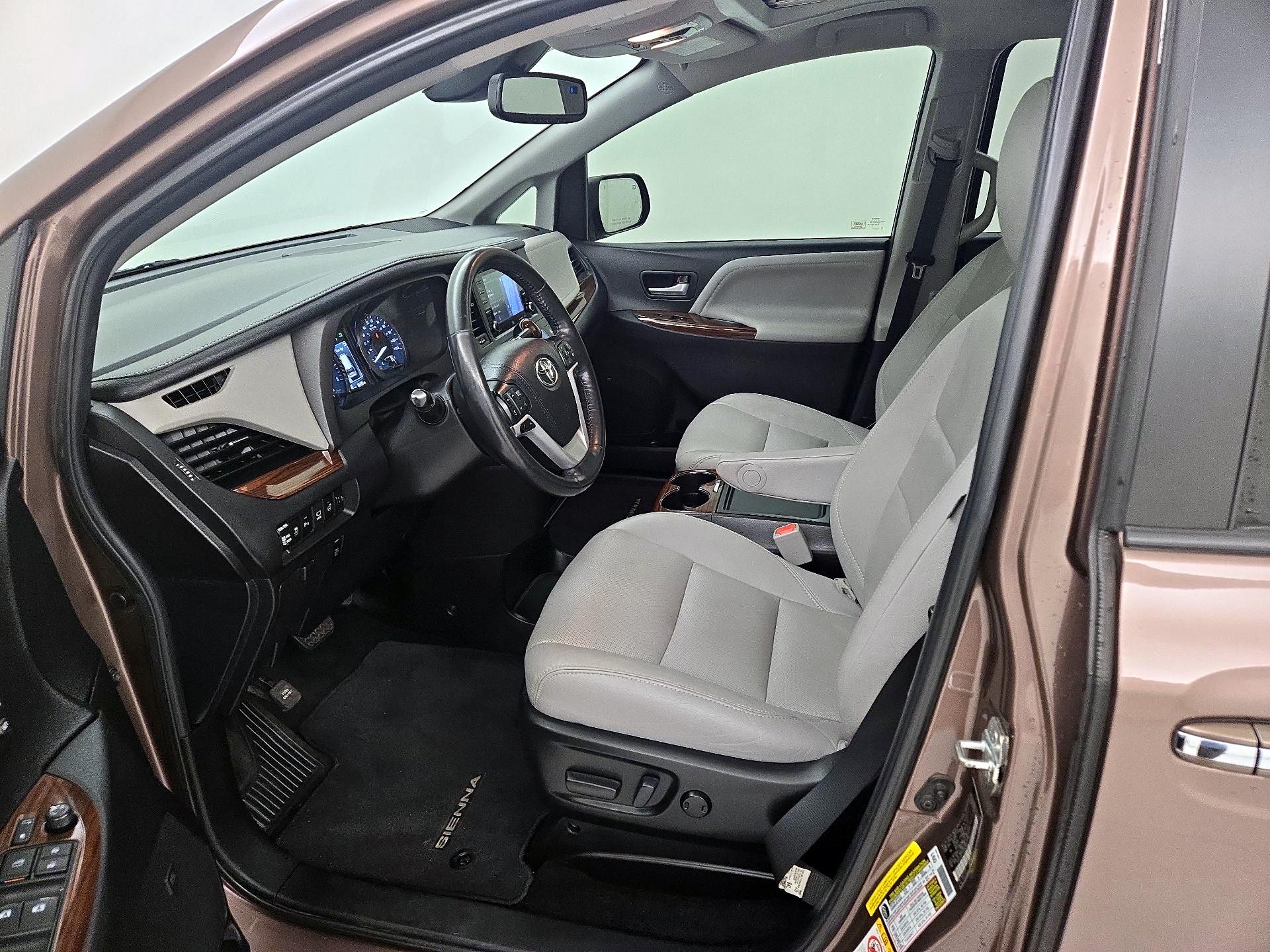 Thumbnail: 2018 Toyota Sienna - 11