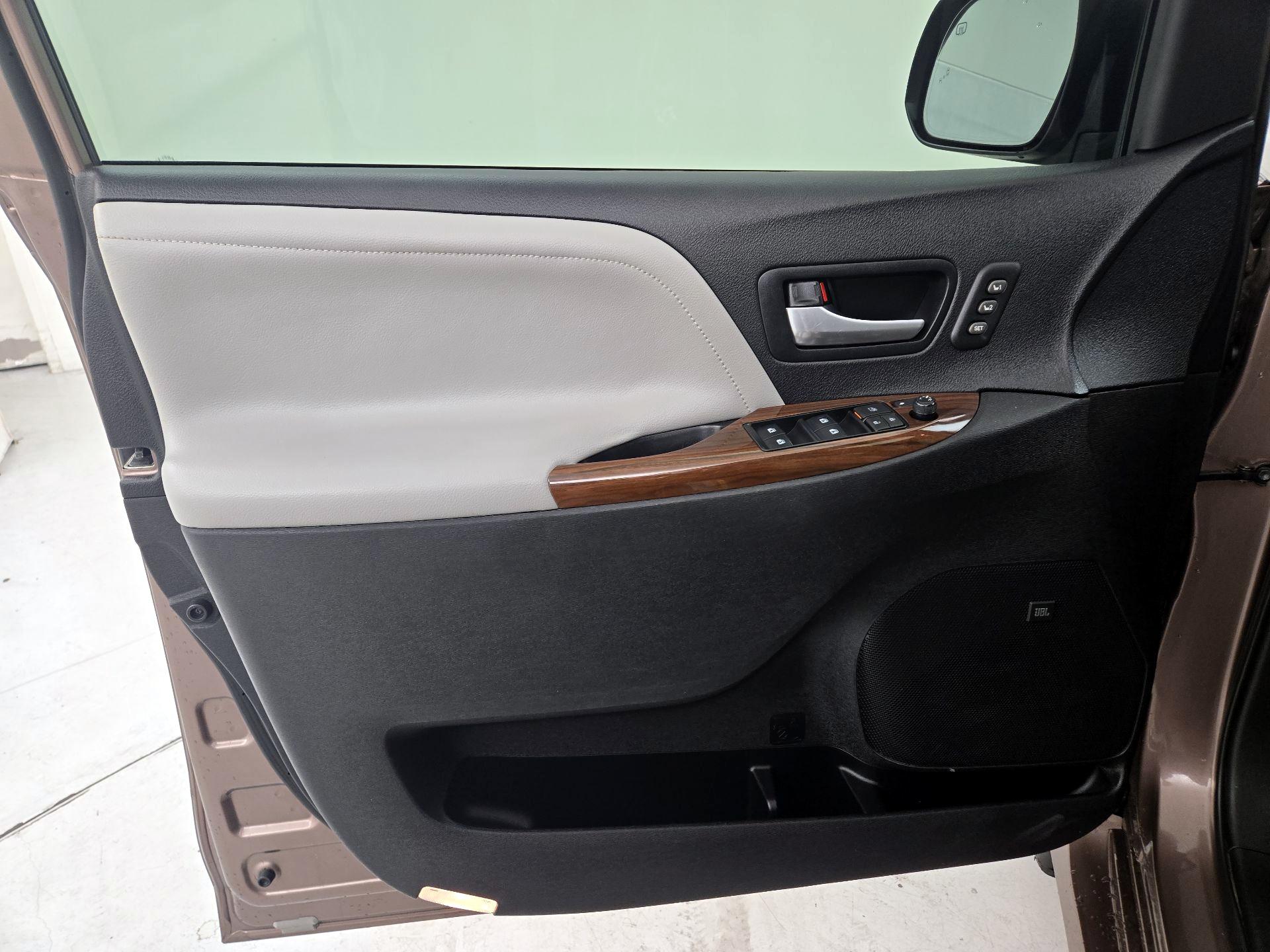 Thumbnail: 2018 Toyota Sienna - 12