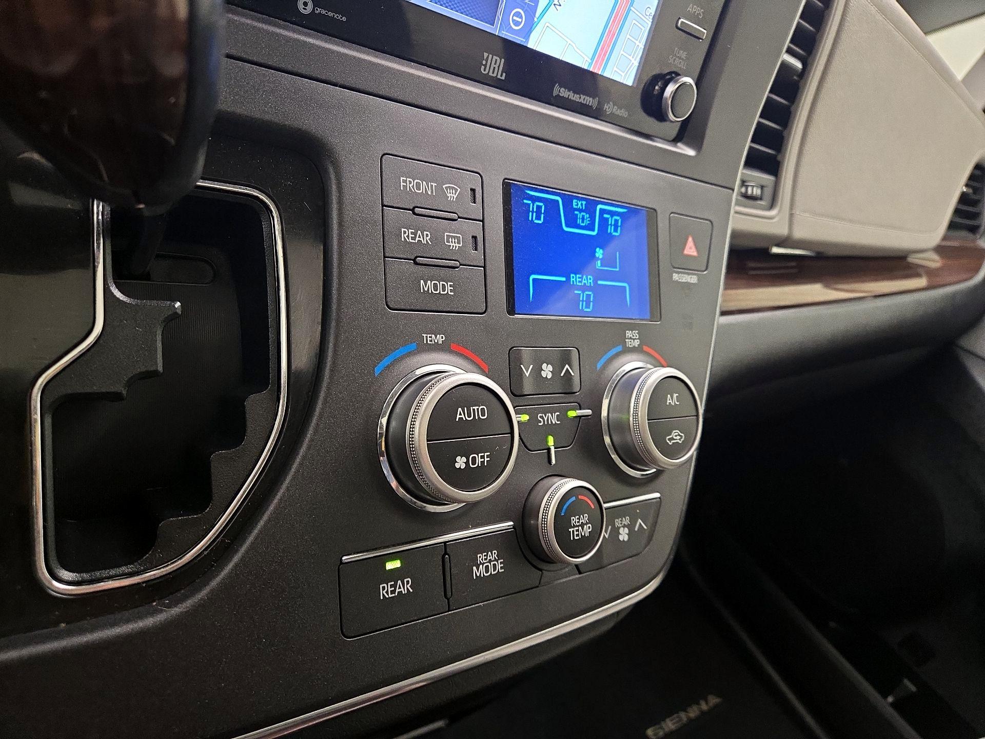 Thumbnail: 2018 Toyota Sienna - 17