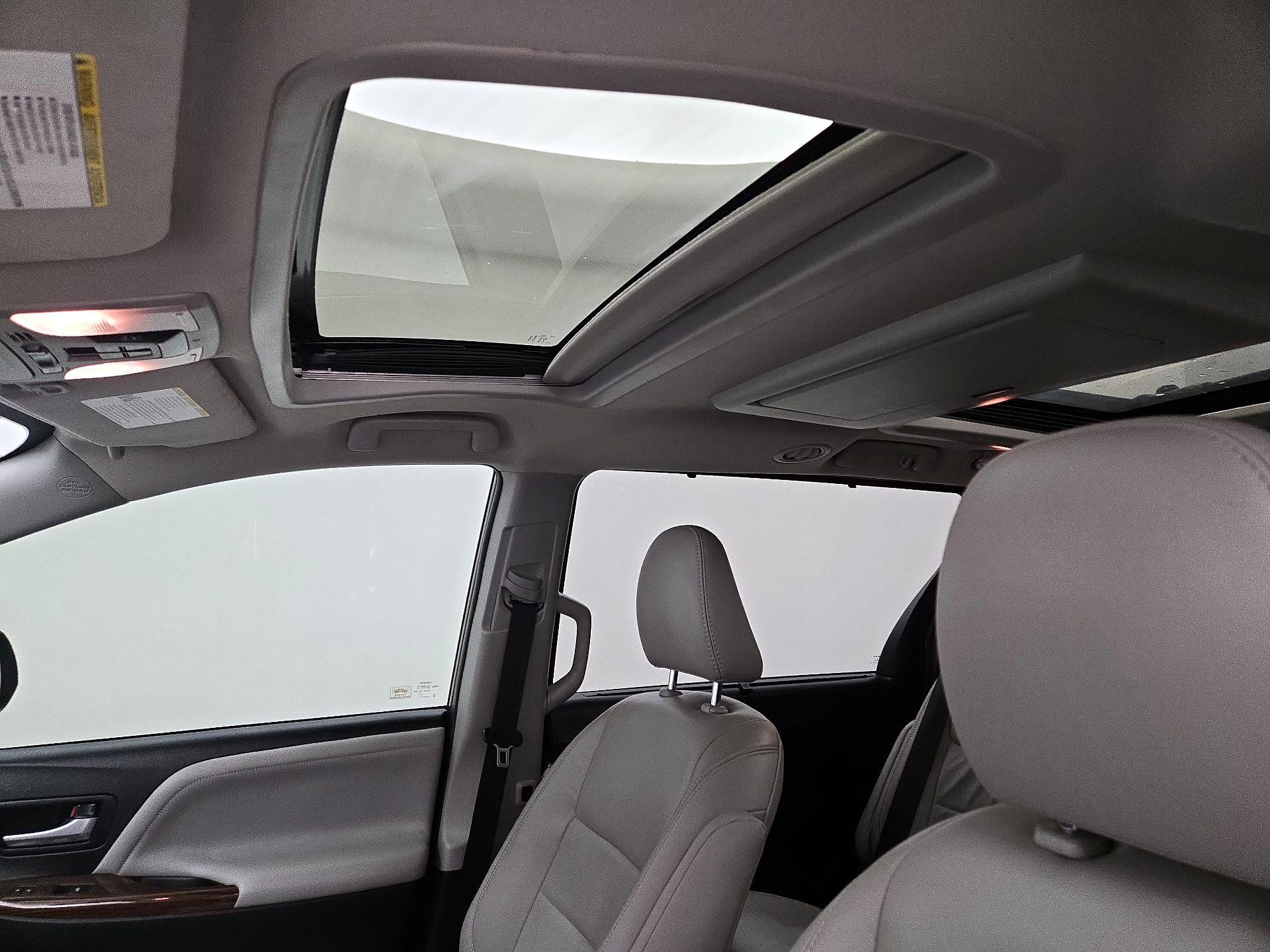 Thumbnail: 2018 Toyota Sienna - 20