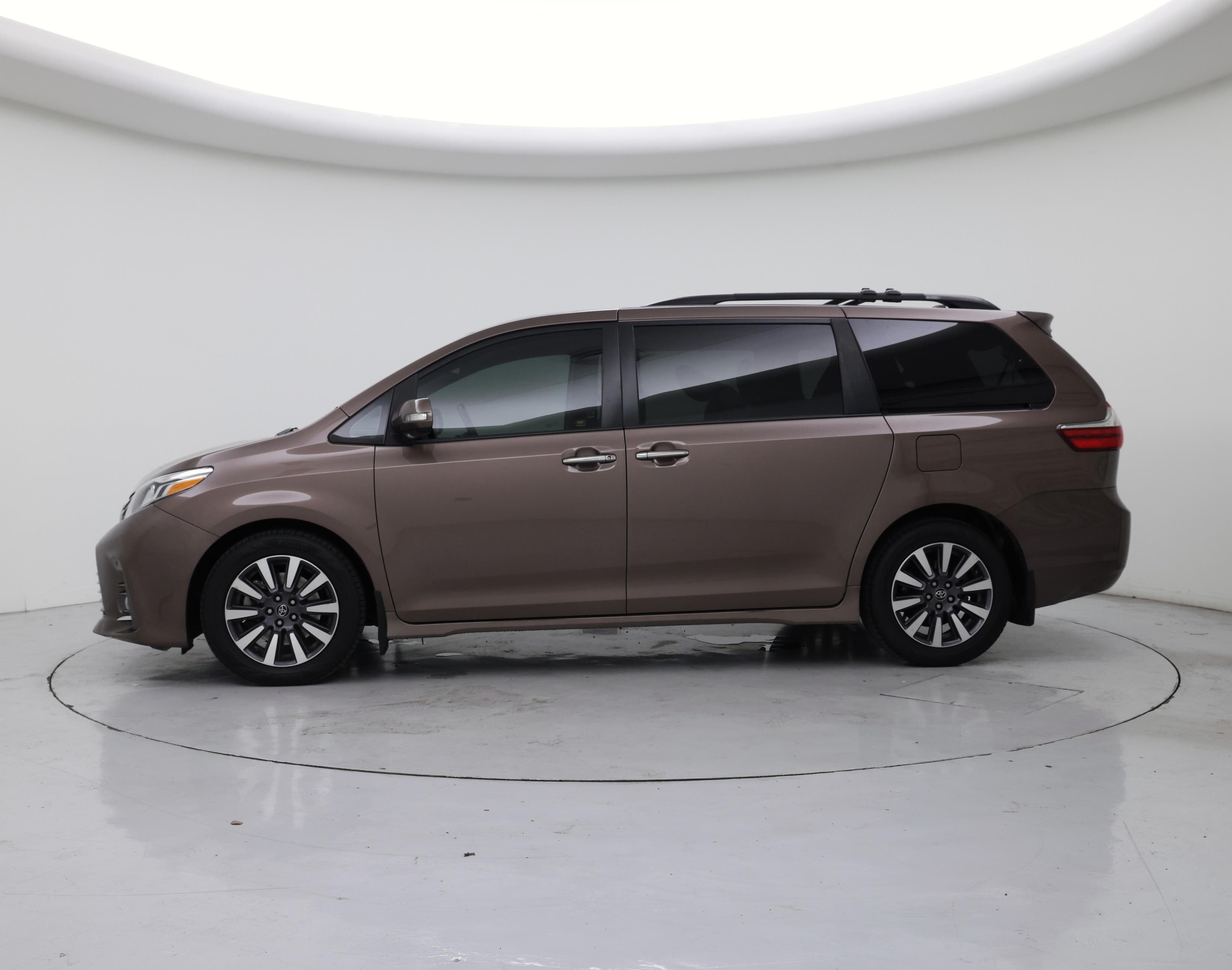 Thumbnail: 2018 Toyota Sienna - 3