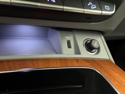 USB/AUX Ports