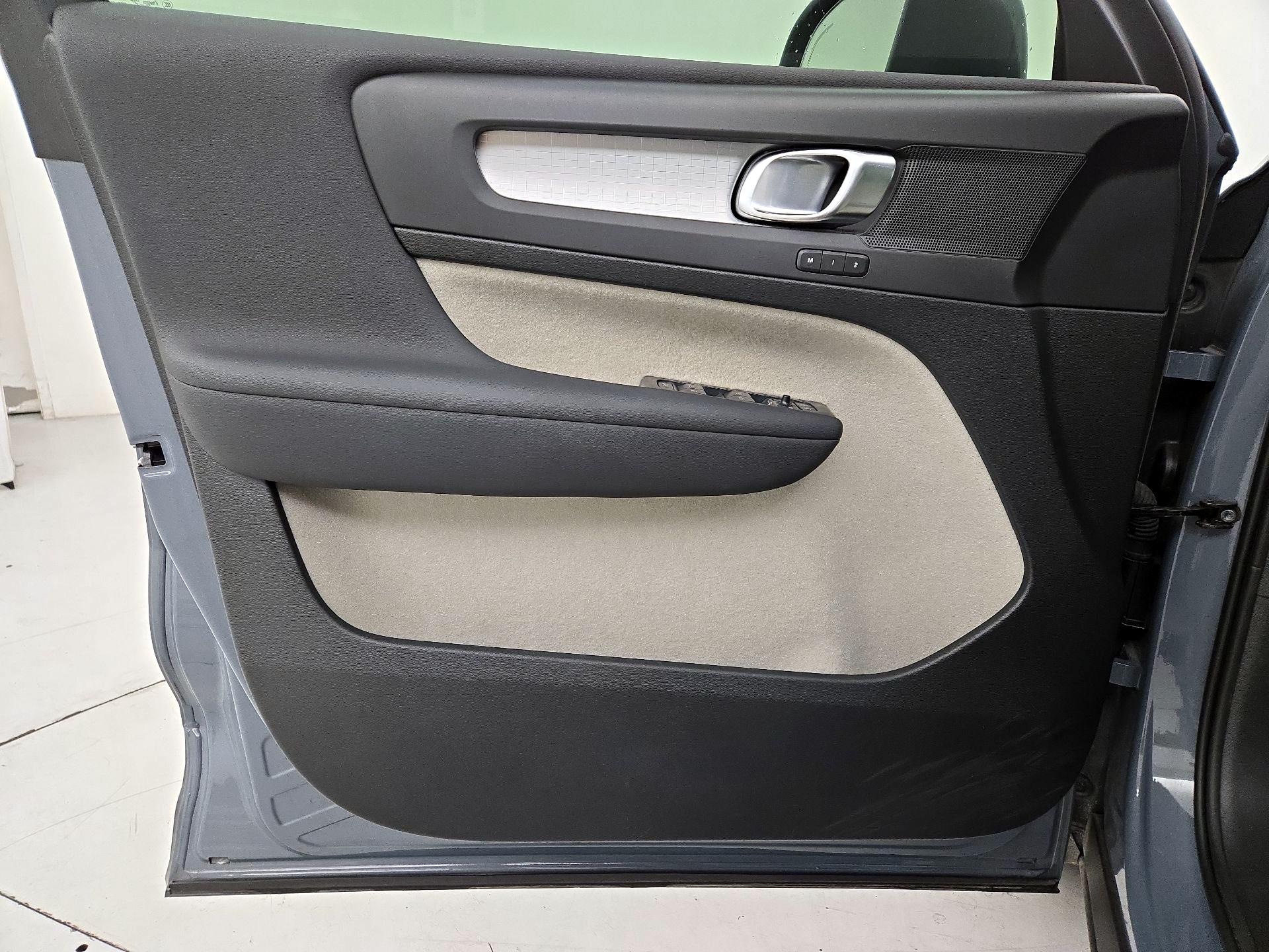 Thumbnail: 2021 Volvo XC40 - 12