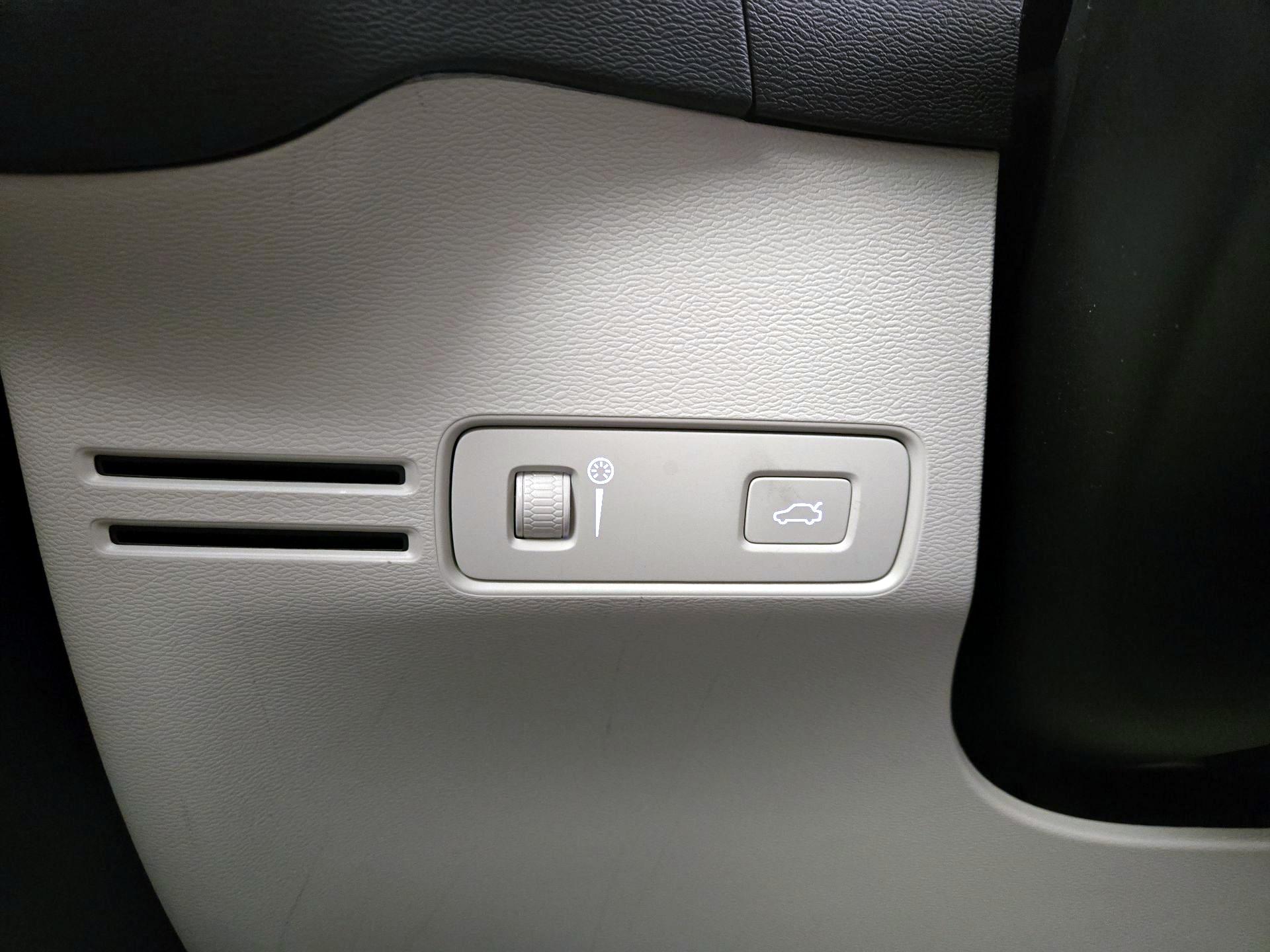 Thumbnail: 2021 Volvo XC40 - 13