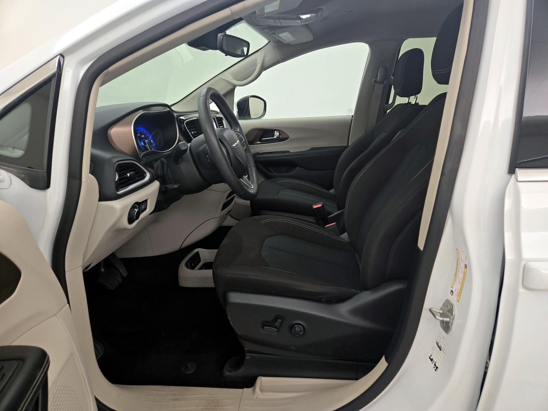 Thumbnail: 2023 Chrysler Voyager - 11