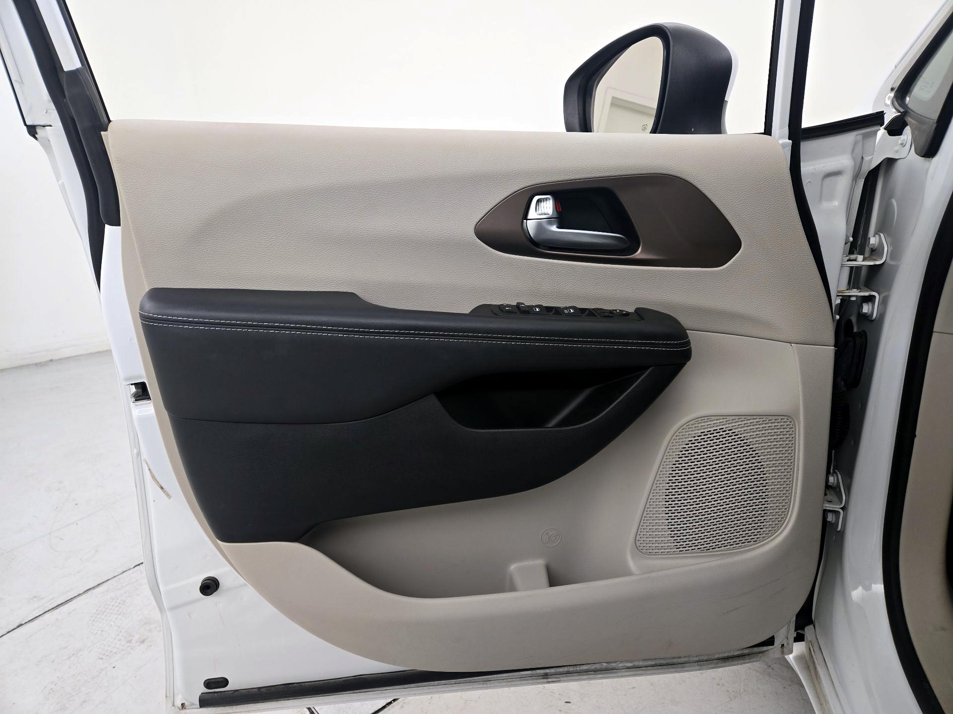 Thumbnail: 2023 Chrysler Voyager - 12