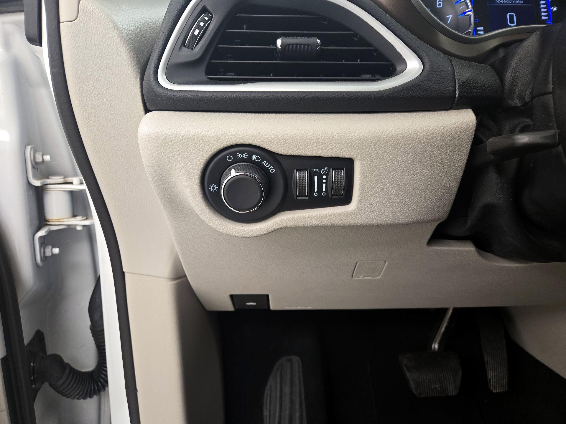 Thumbnail: 2023 Chrysler Voyager - 13