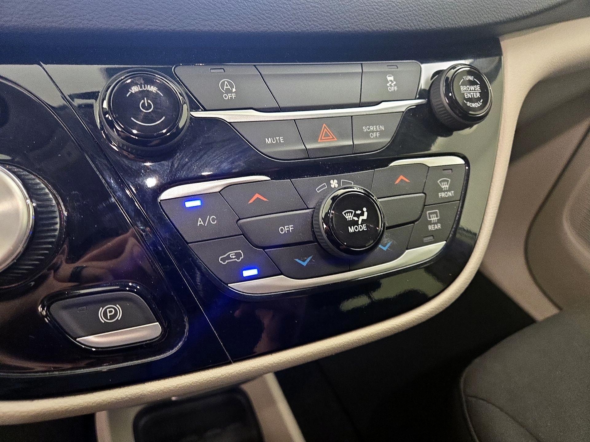 Thumbnail: 2023 Chrysler Voyager - 16