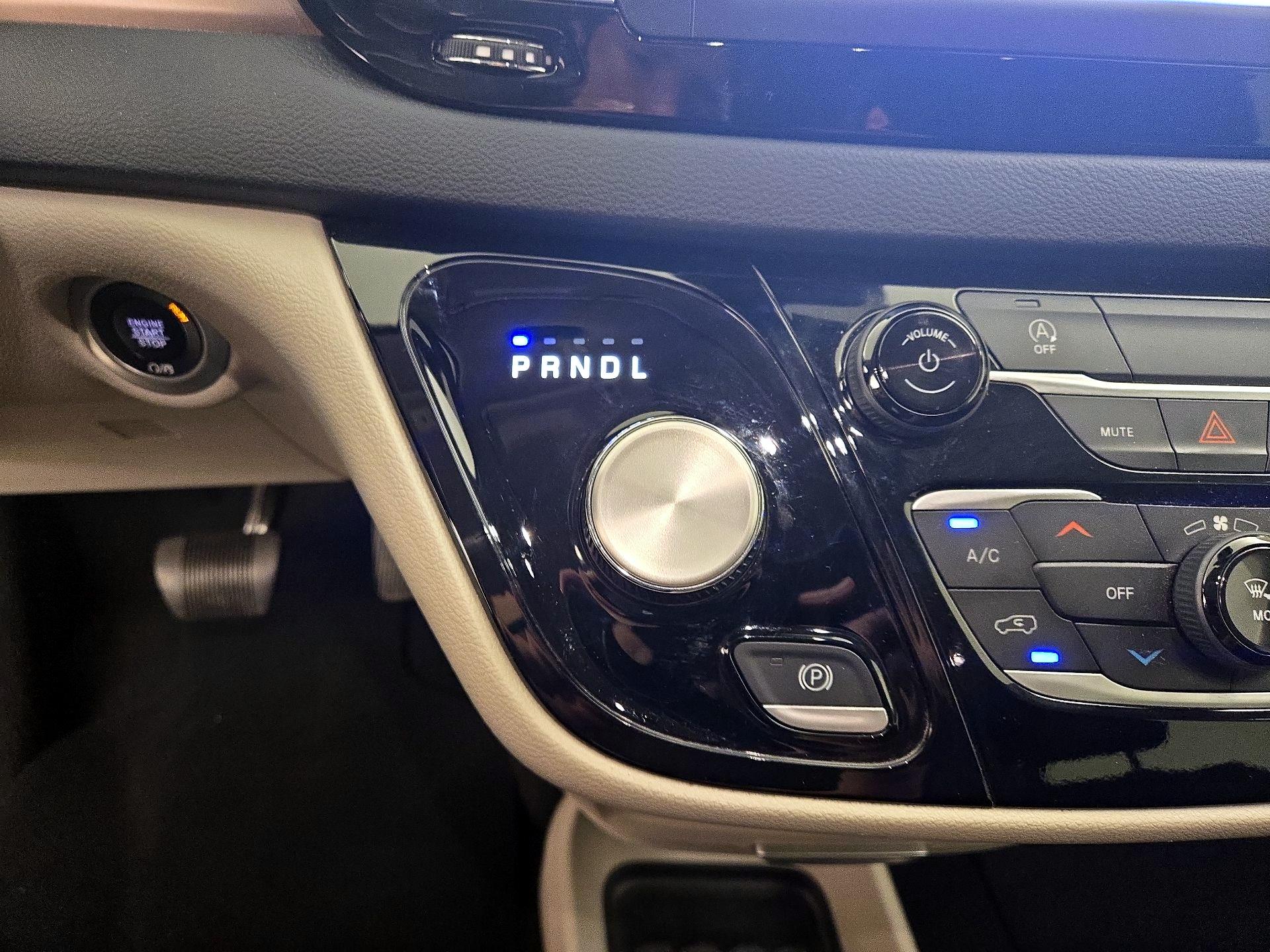 Thumbnail: 2023 Chrysler Voyager - 17