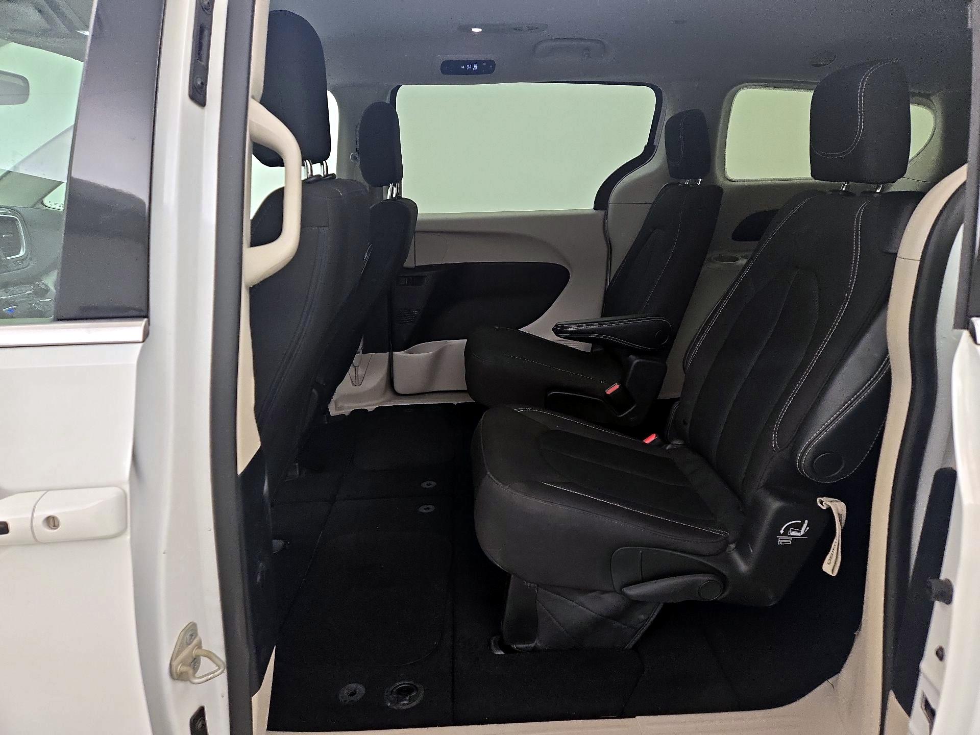 Thumbnail: 2023 Chrysler Voyager - 19