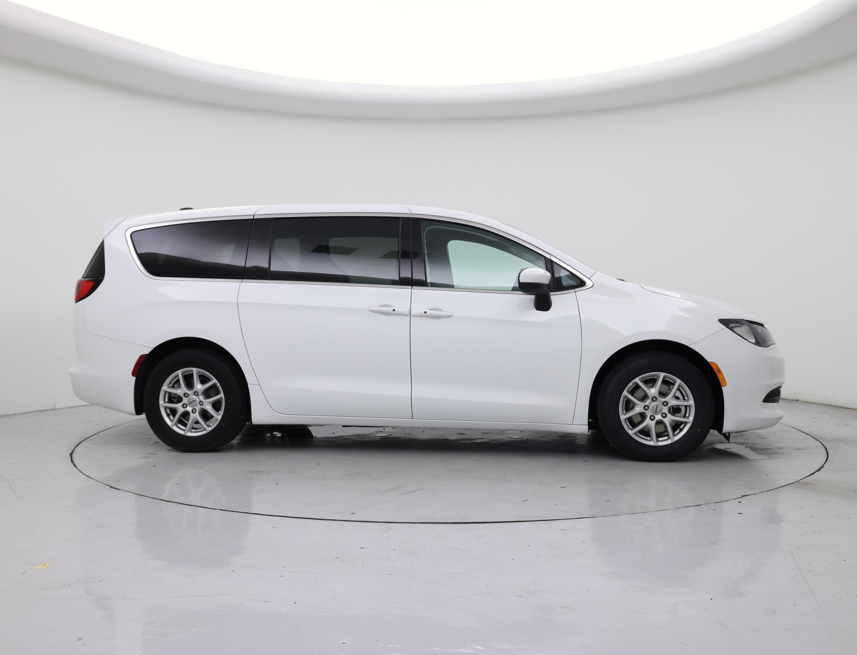 Thumbnail: 2023 Chrysler Voyager - 7