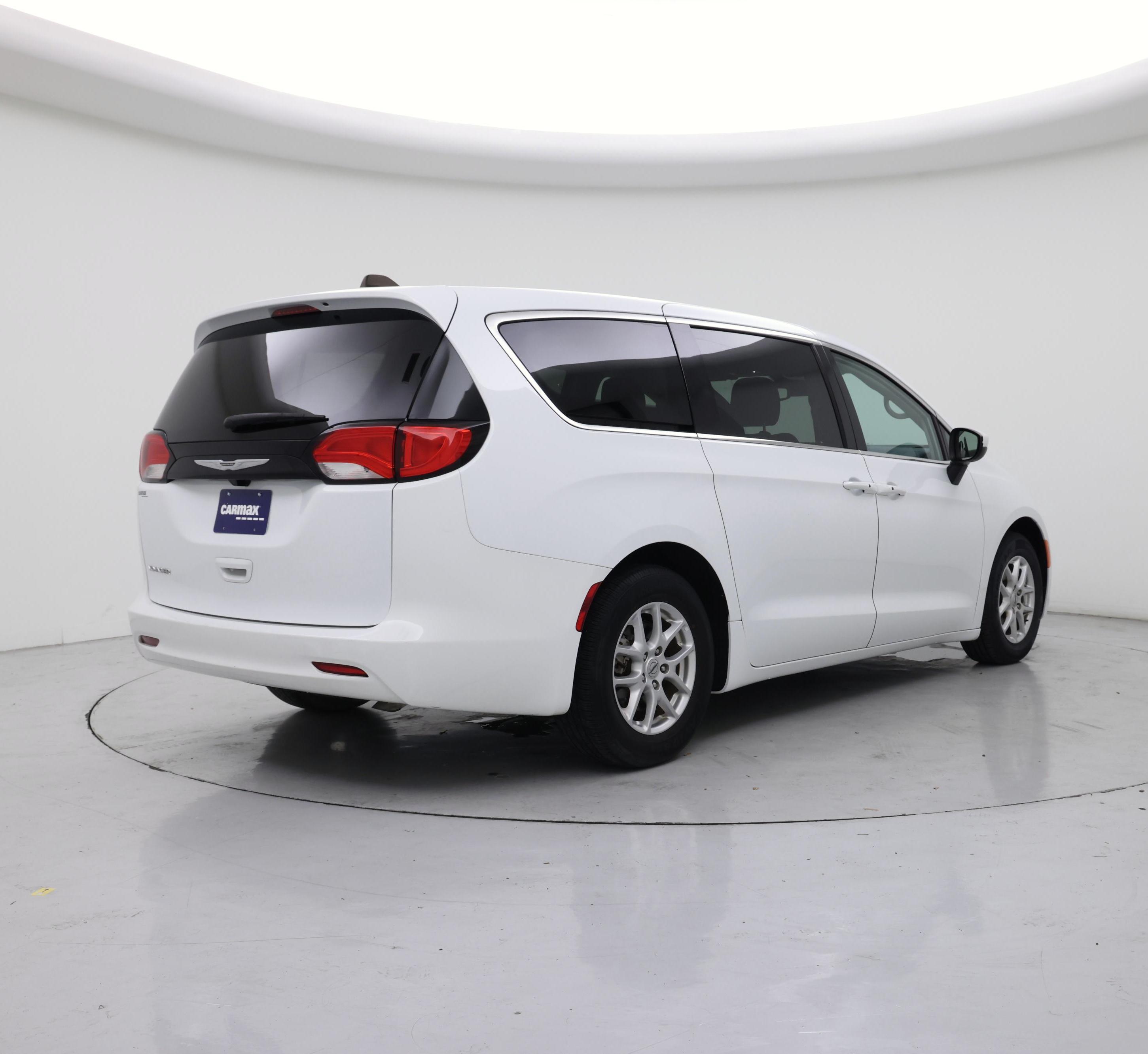 Thumbnail: 2023 Chrysler Voyager - 8