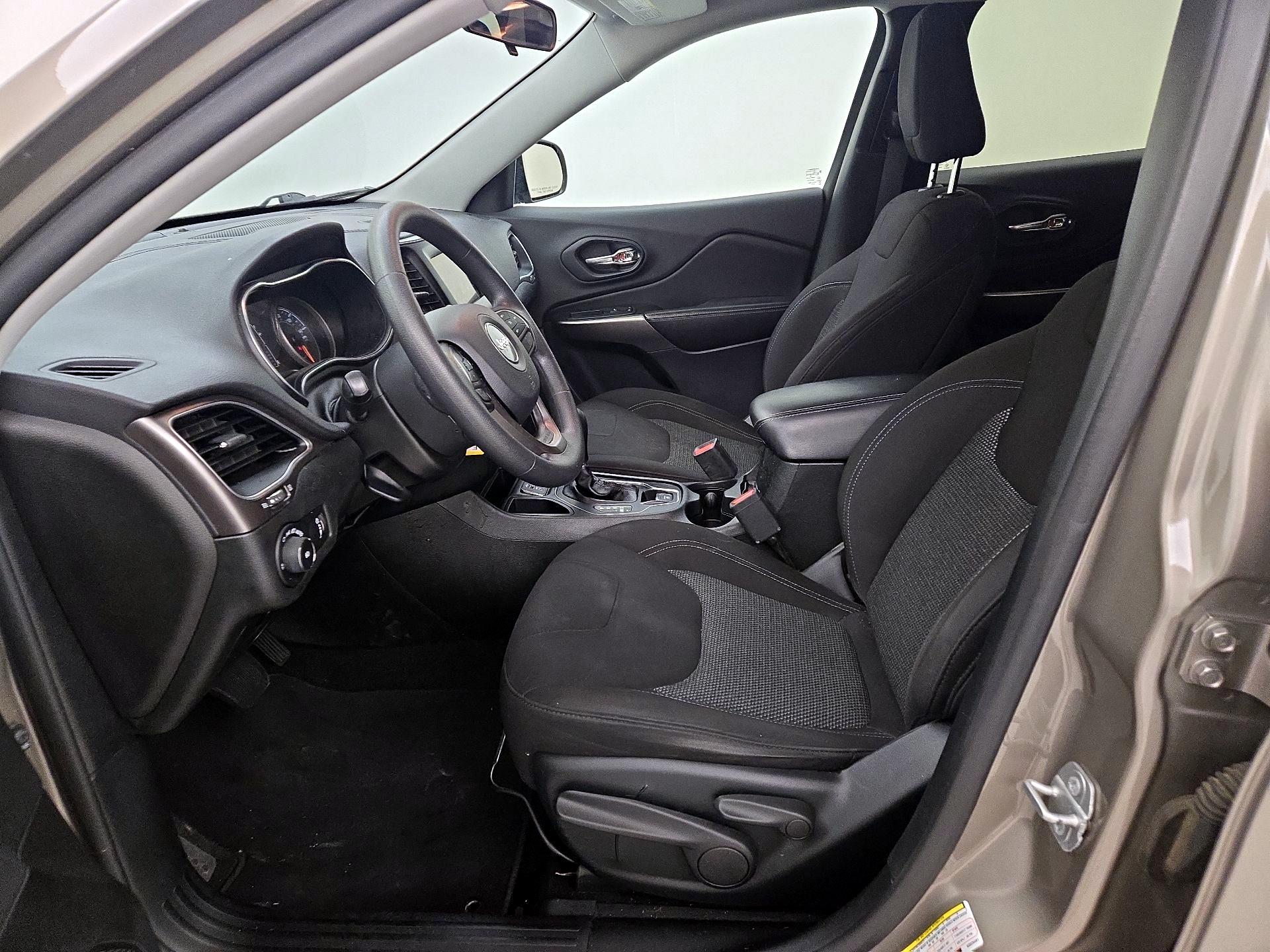 Thumbnail: 2019 Jeep Cherokee - 11