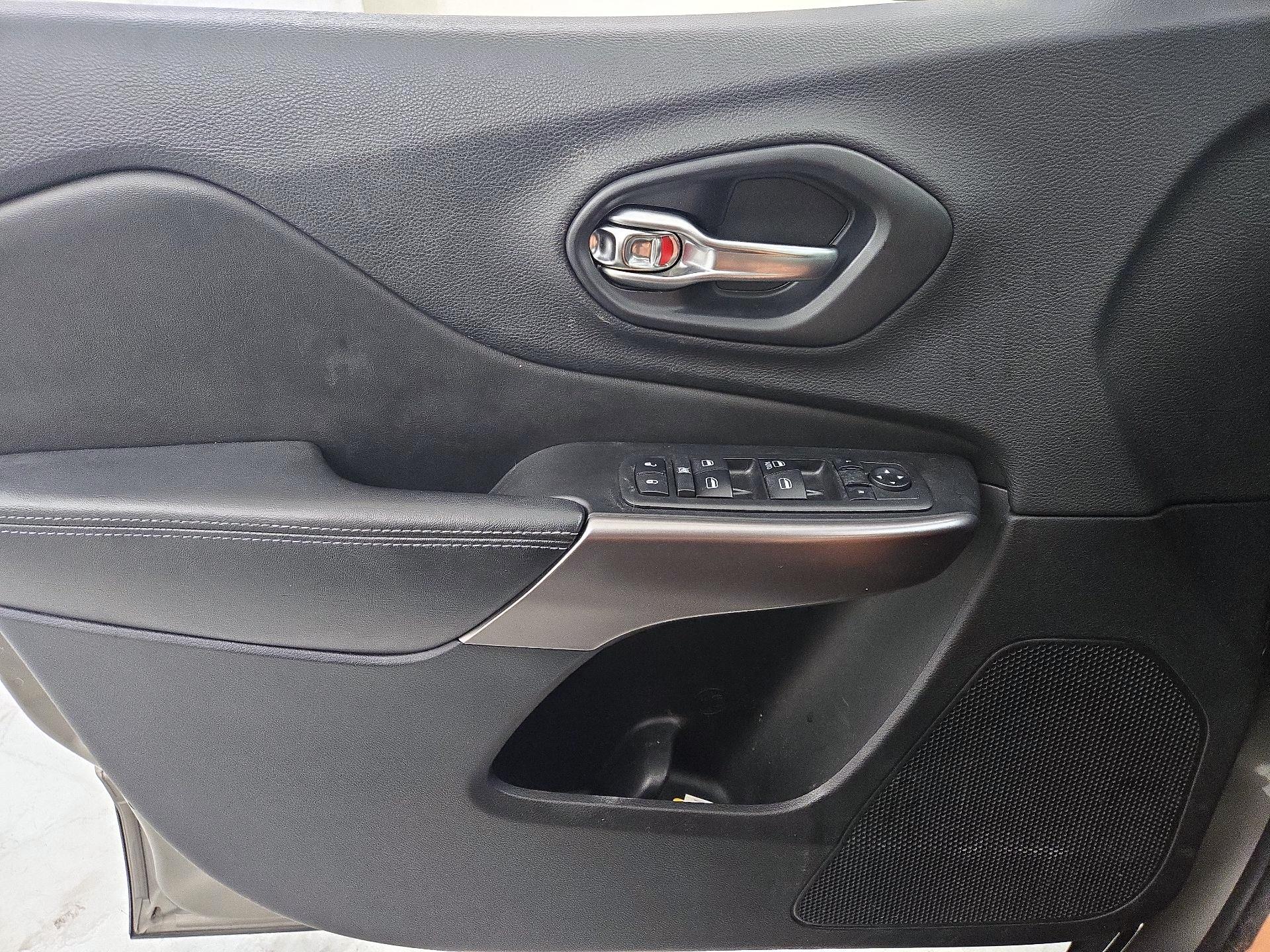 Thumbnail: 2019 Jeep Cherokee - 12