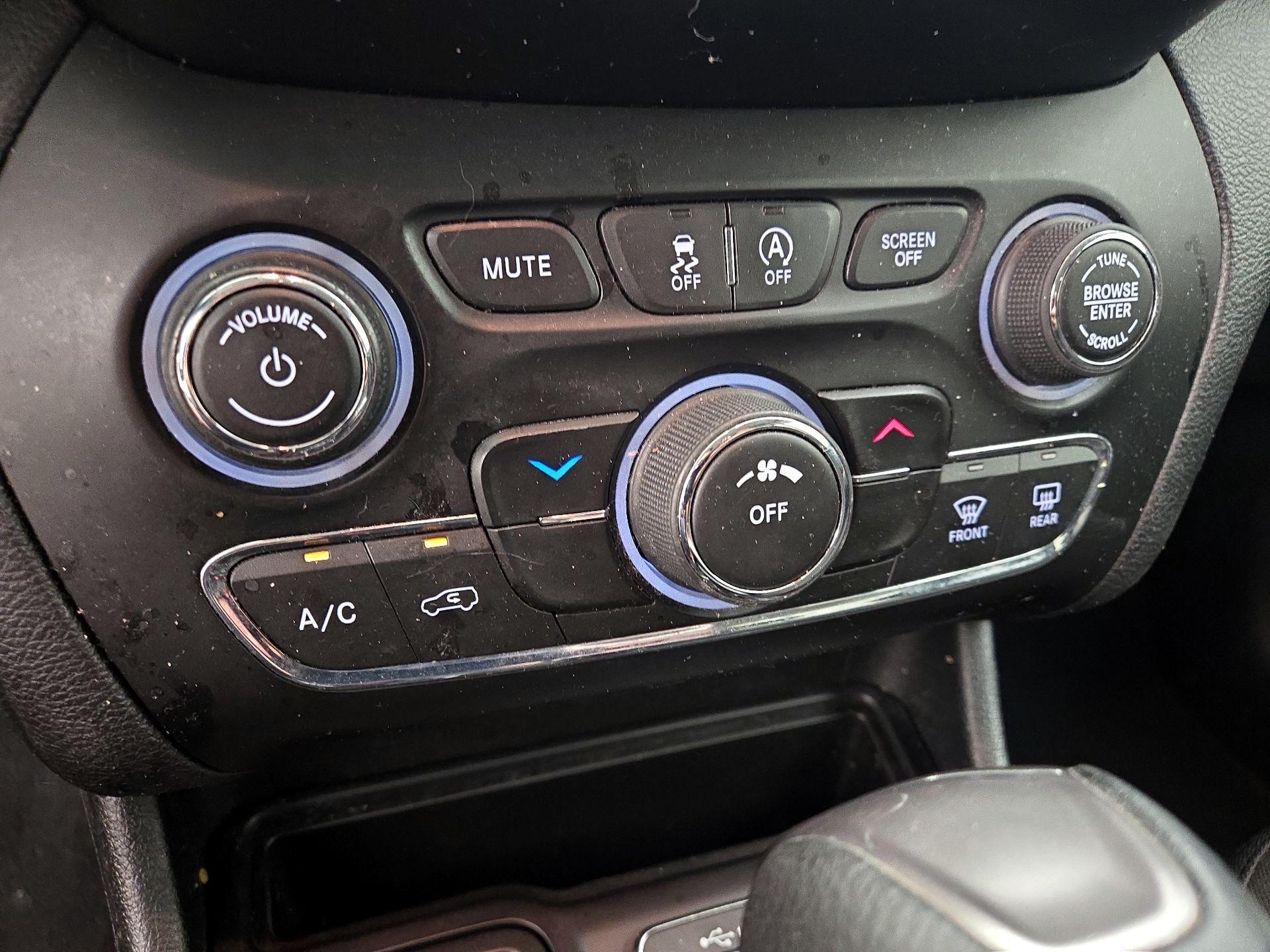 Thumbnail: 2019 Jeep Cherokee - 16