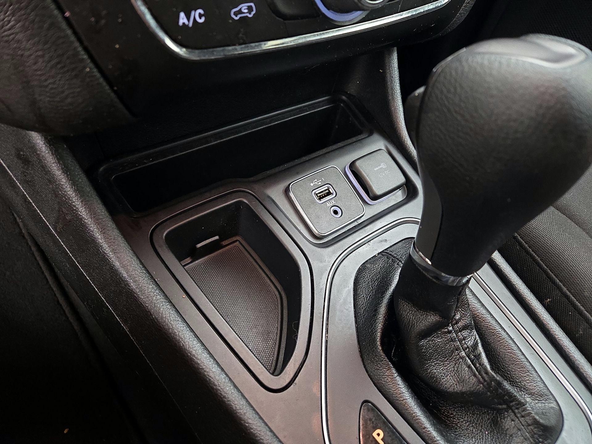 Thumbnail: 2019 Jeep Cherokee - 18