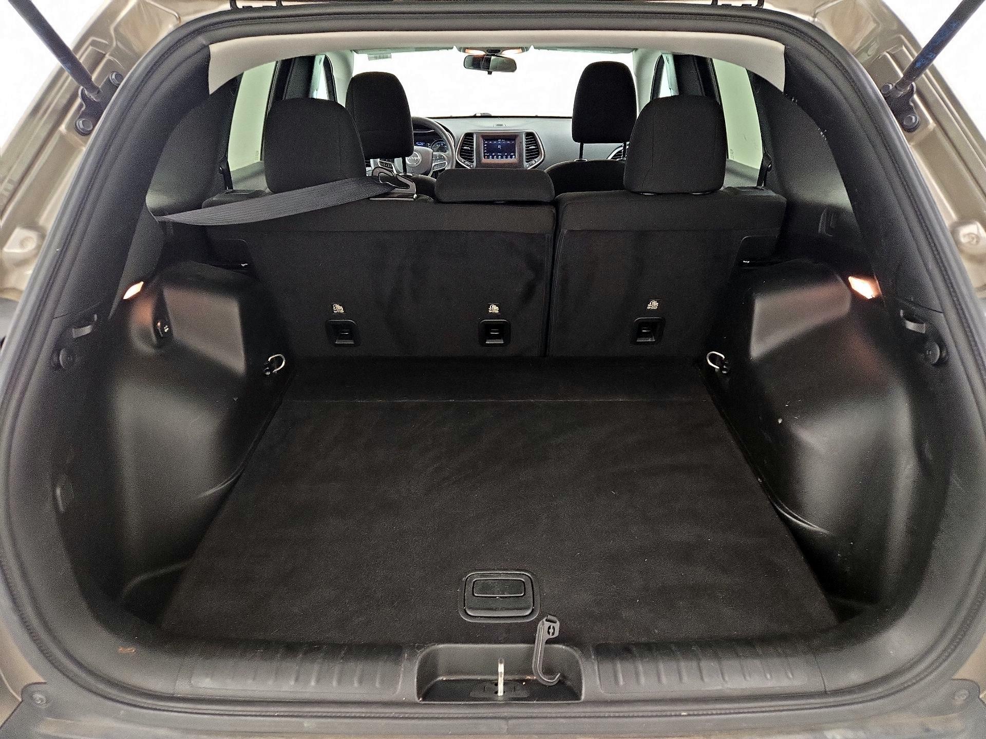 Thumbnail: 2019 Jeep Cherokee - 20