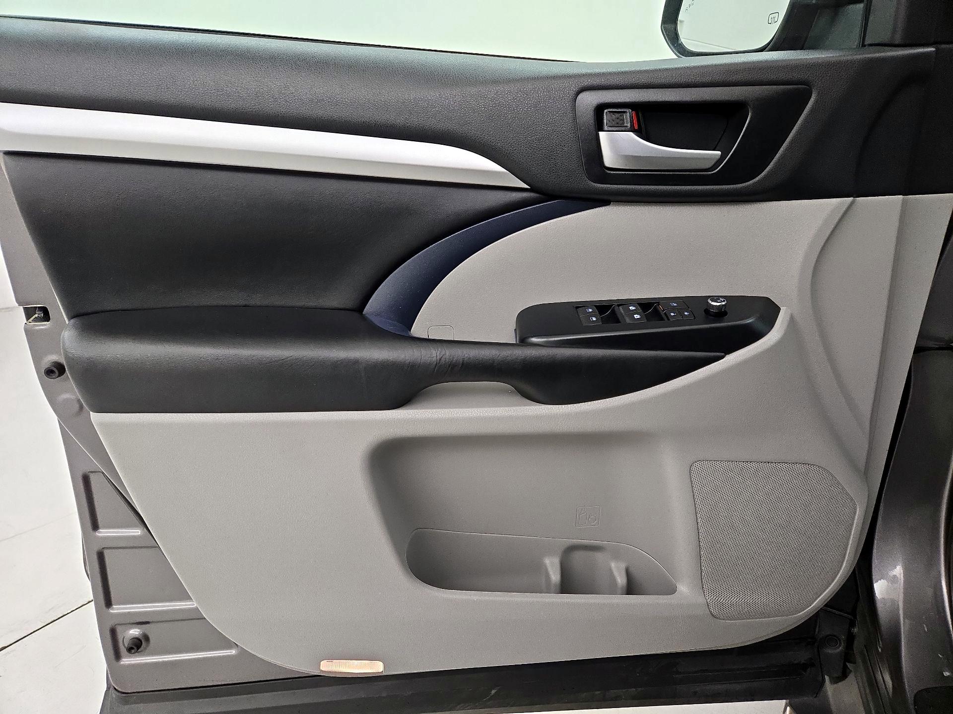 Thumbnail: 2019 Toyota Highlander - 12