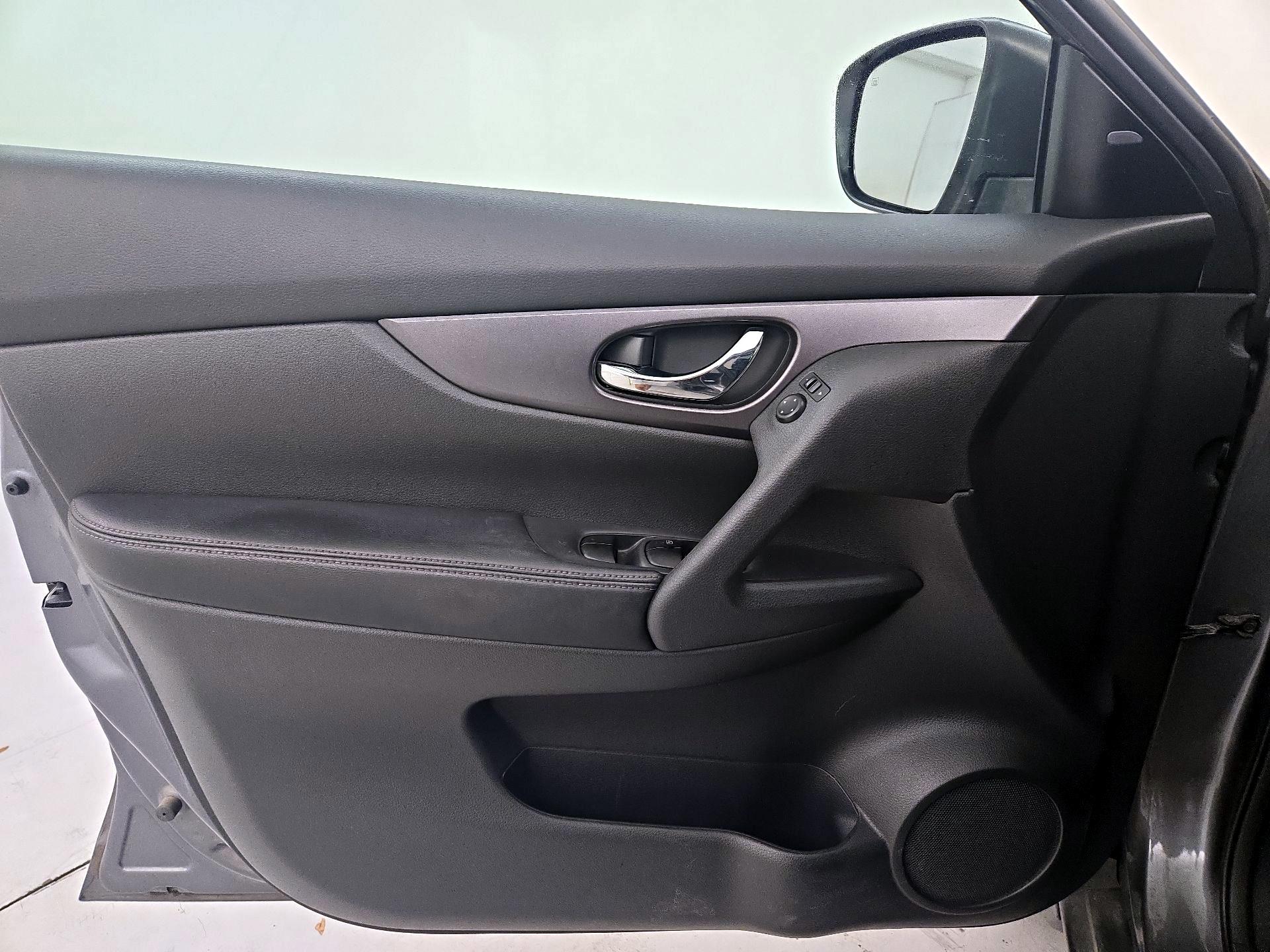 Thumbnail: 2016 Nissan Rogue - 12