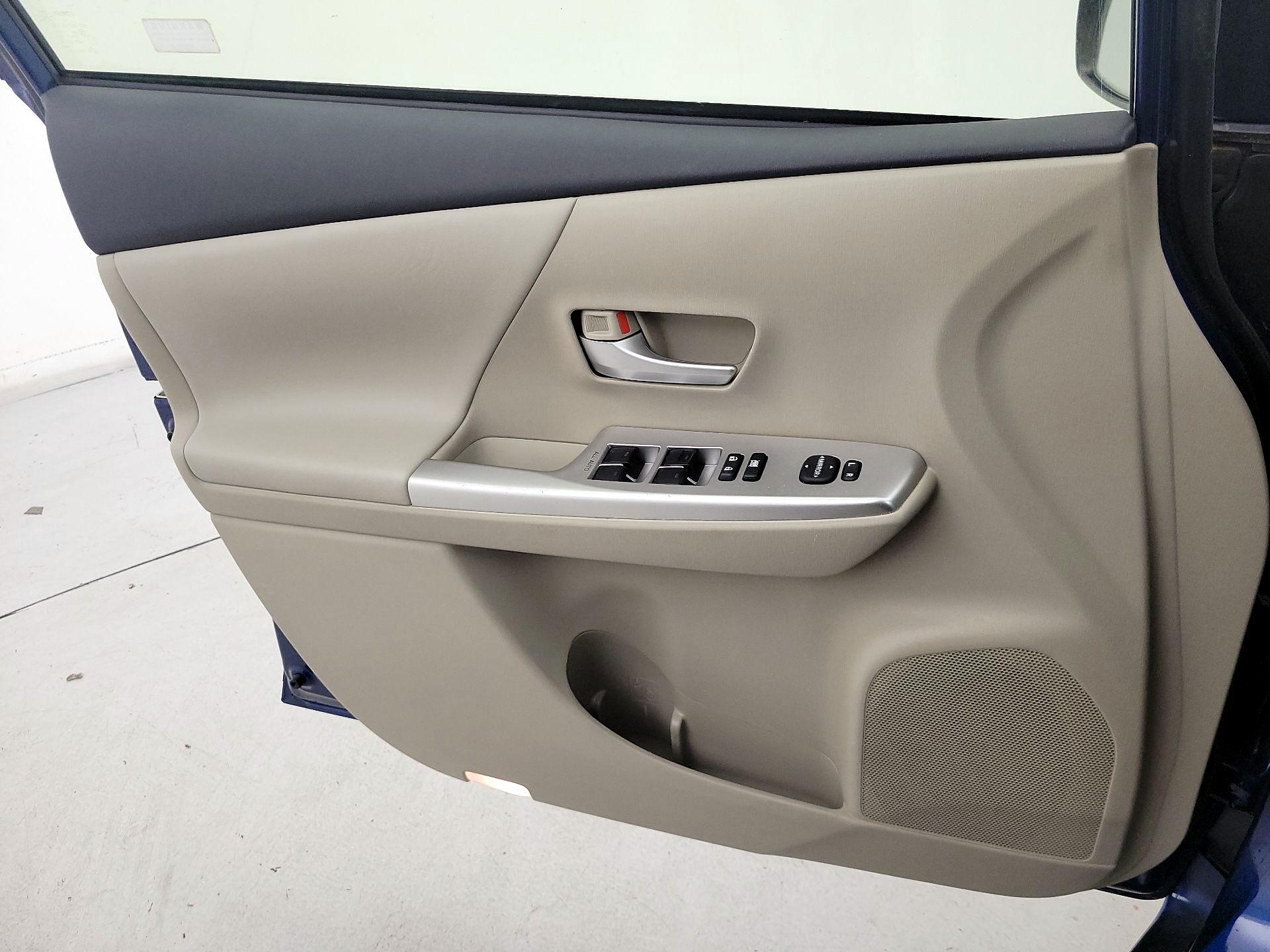 Thumbnail: 2014 Toyota Prius v - 12