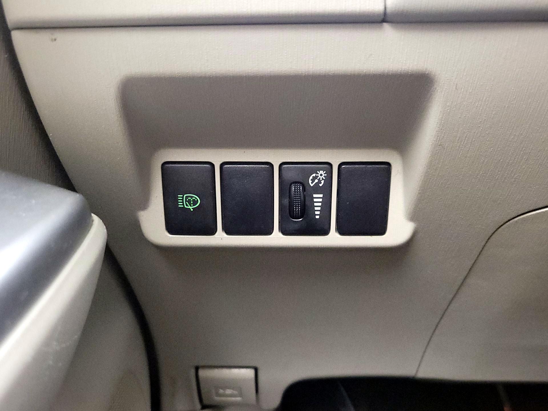 Thumbnail: 2014 Toyota Prius v - 13