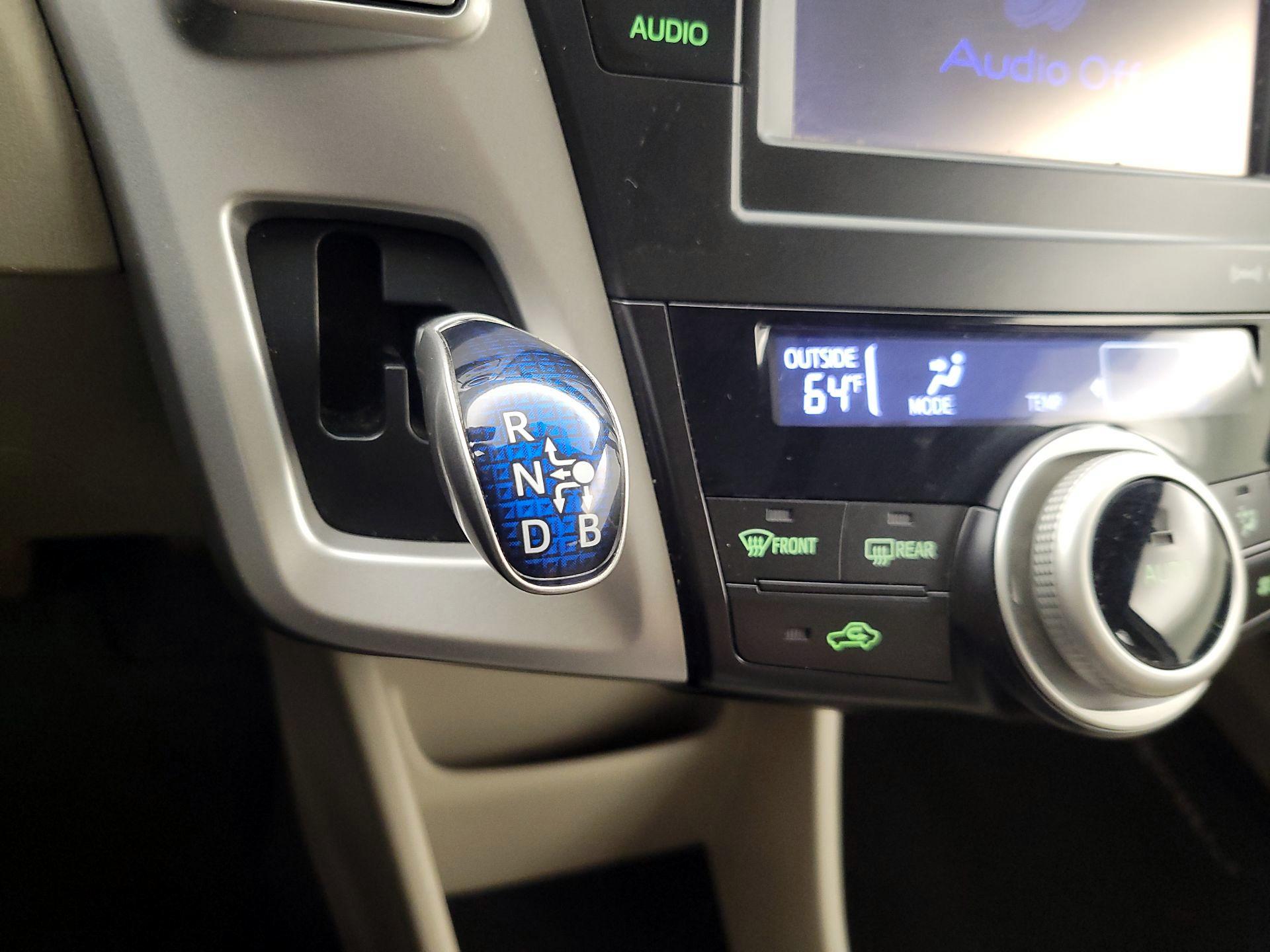 Thumbnail: 2014 Toyota Prius v - 17