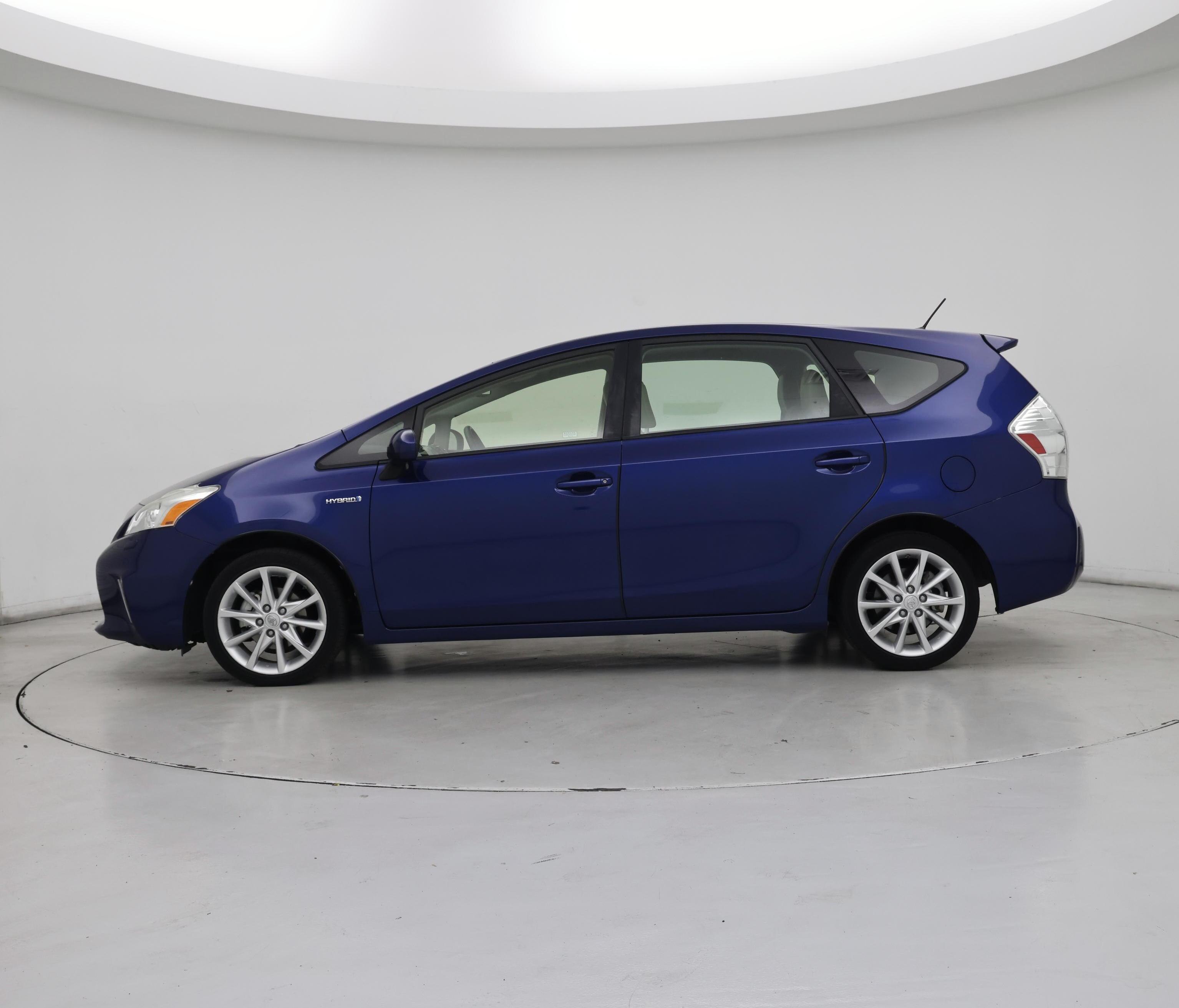 Thumbnail: 2014 Toyota Prius v - 3