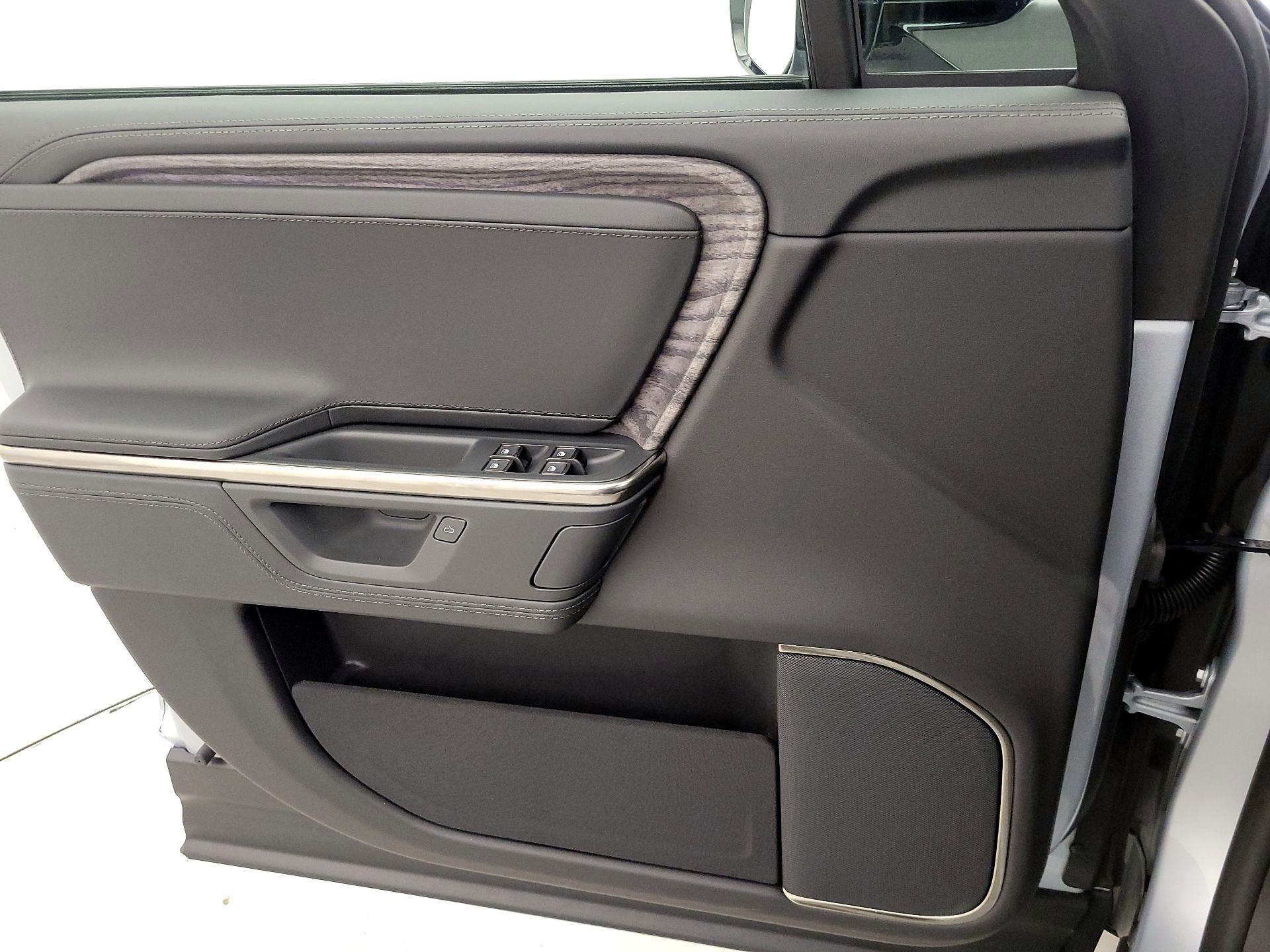 Thumbnail: 2026 Rivian R1S - 12