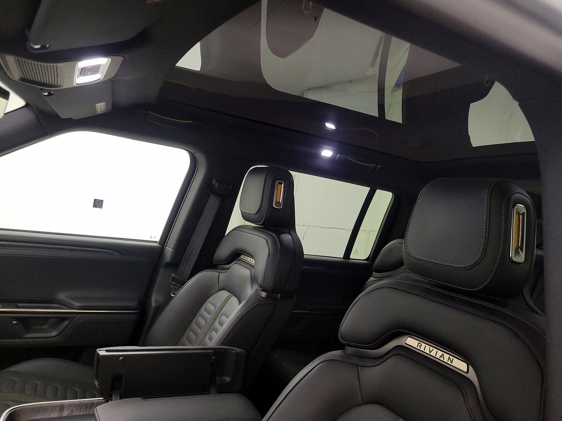 Thumbnail: 2026 Rivian R1S - 18