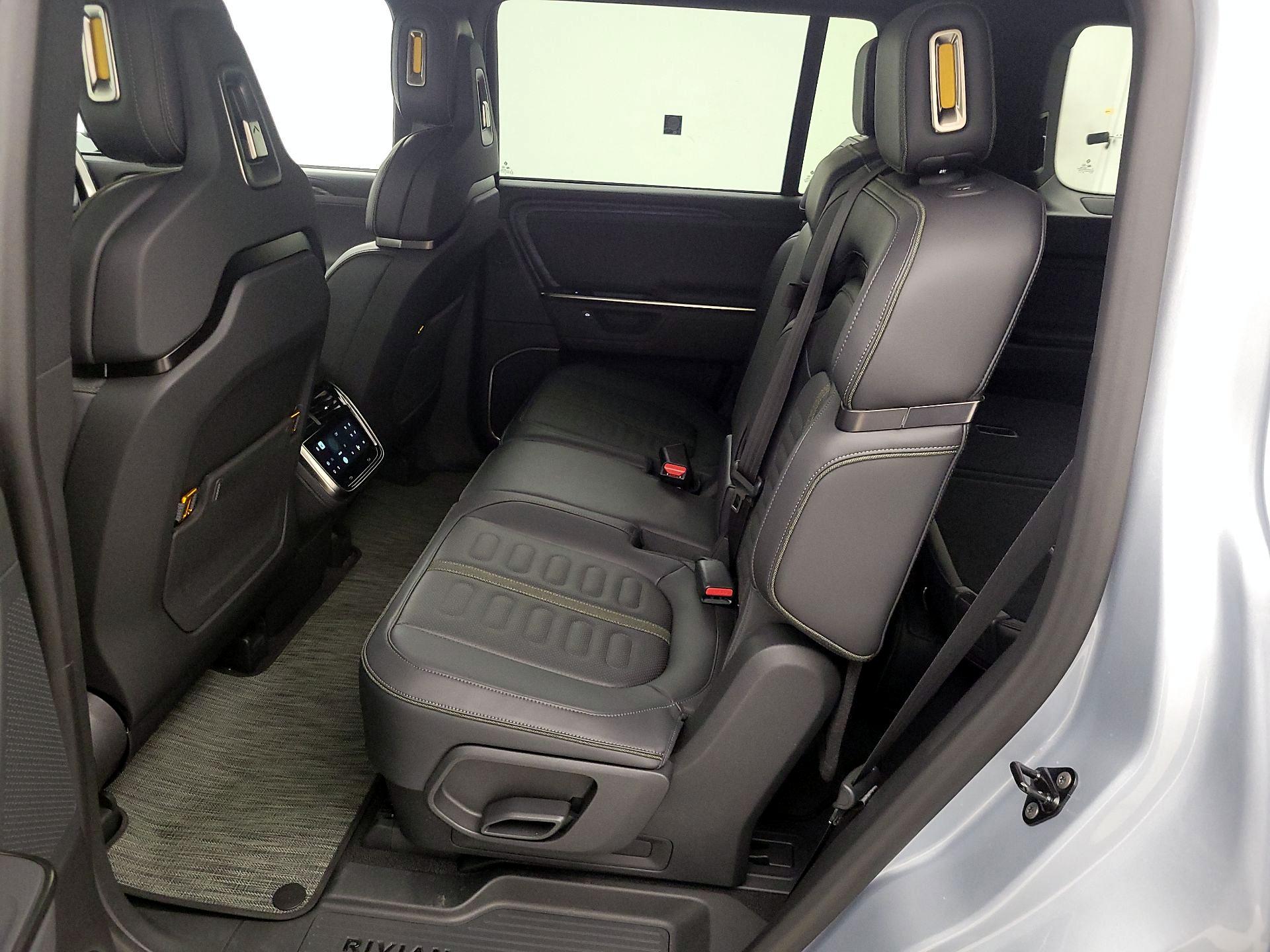 Thumbnail: 2026 Rivian R1S - 19