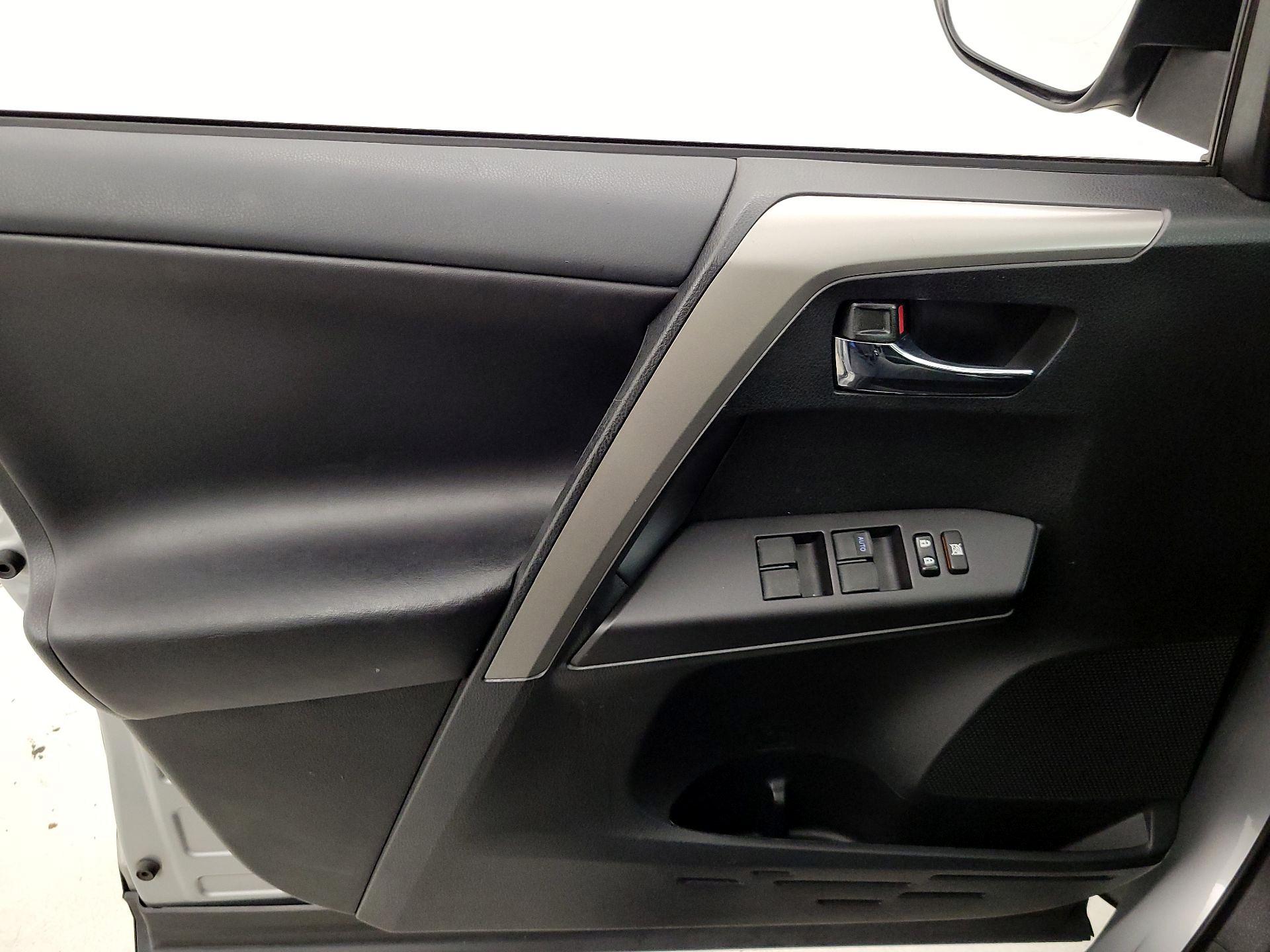 Thumbnail: 2018 Toyota RAV4 - 12