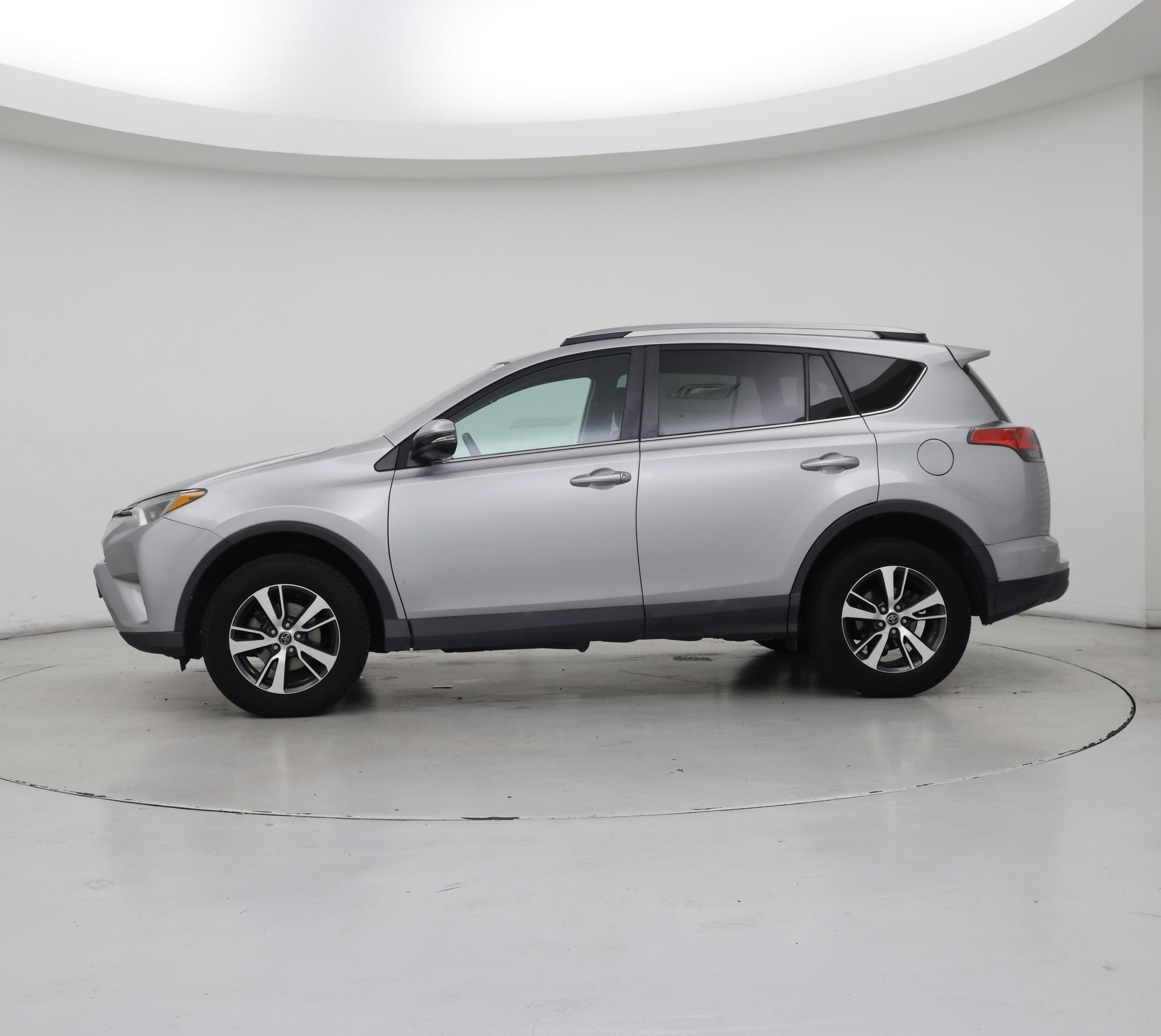 Thumbnail: 2018 Toyota RAV4 - 3