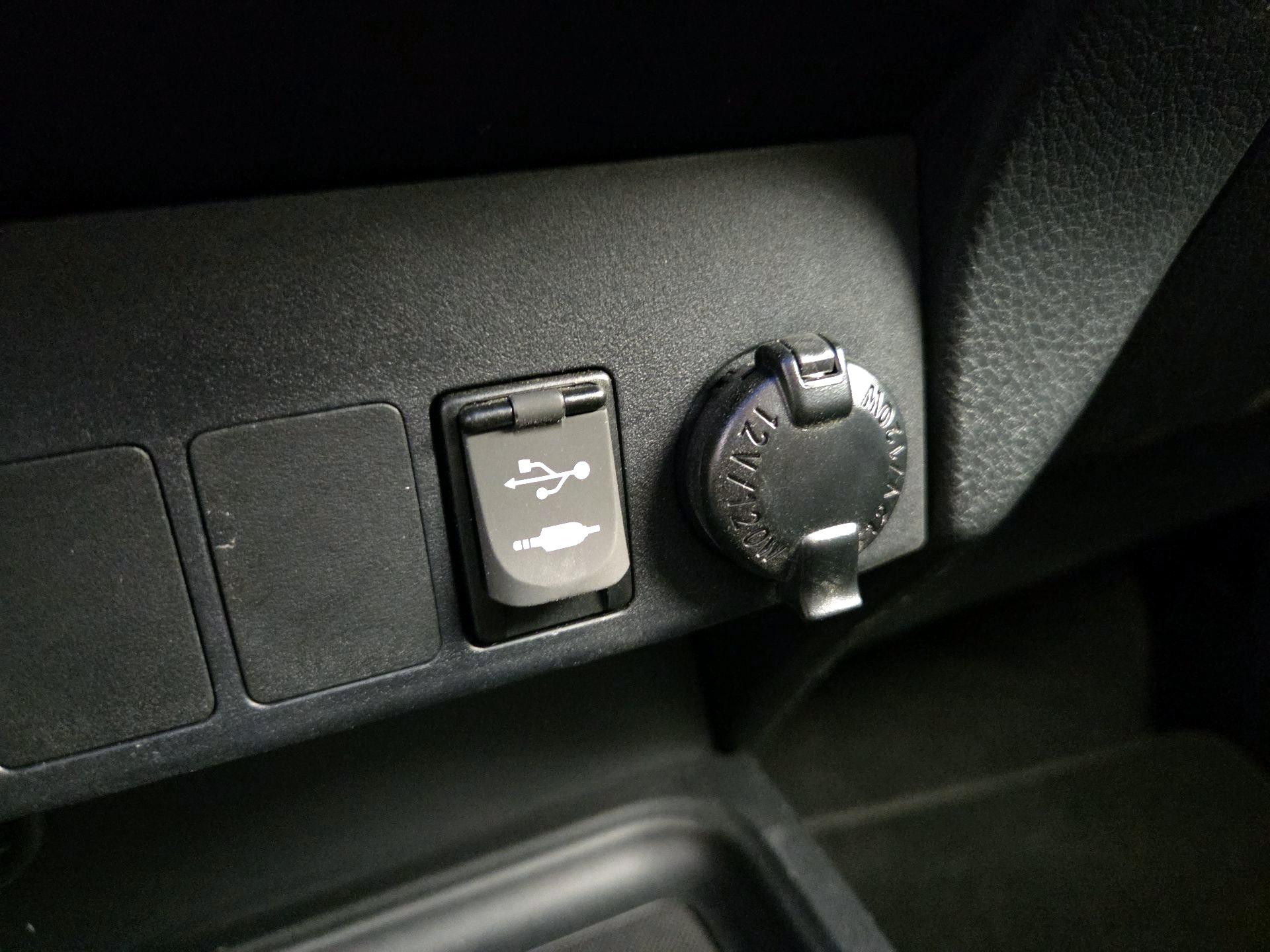 Thumbnail: 2017 Toyota RAV4 - 18