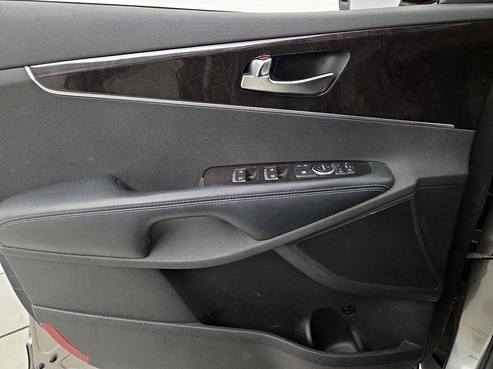 Thumbnail: 2017 Kia Sorento - 12