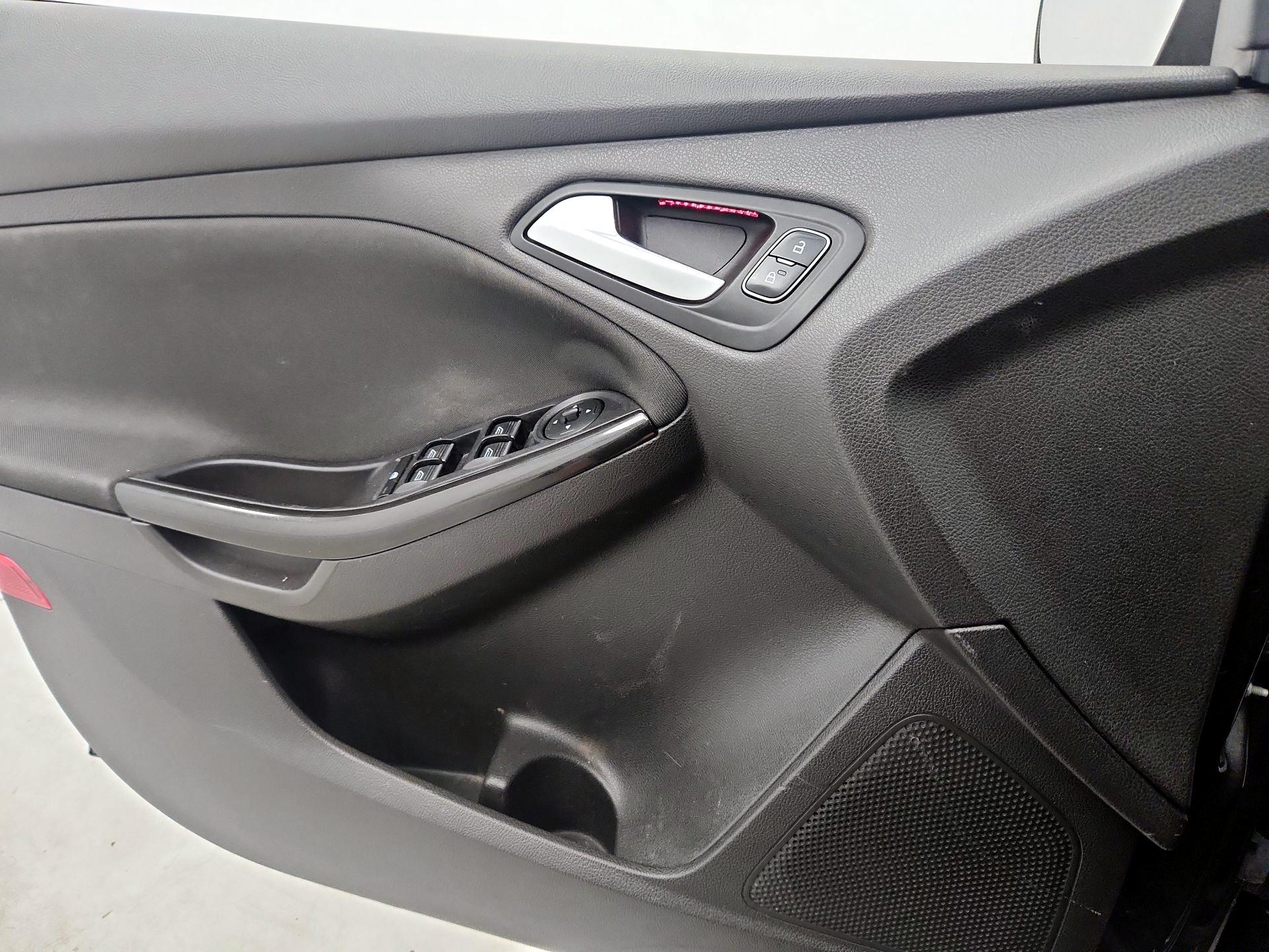 Thumbnail: 2016 Ford Focus - 12