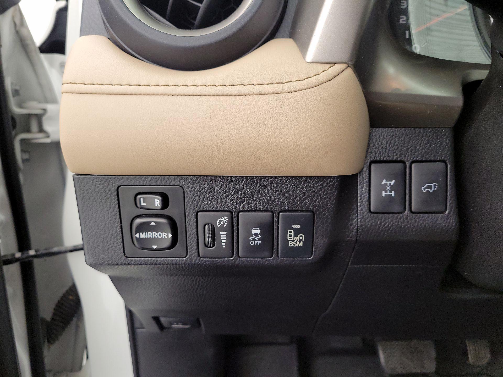 Thumbnail: 2015 Toyota RAV4 - 13