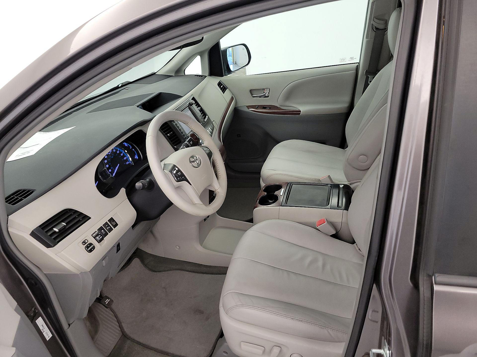 Thumbnail: 2014 Toyota Sienna - 11