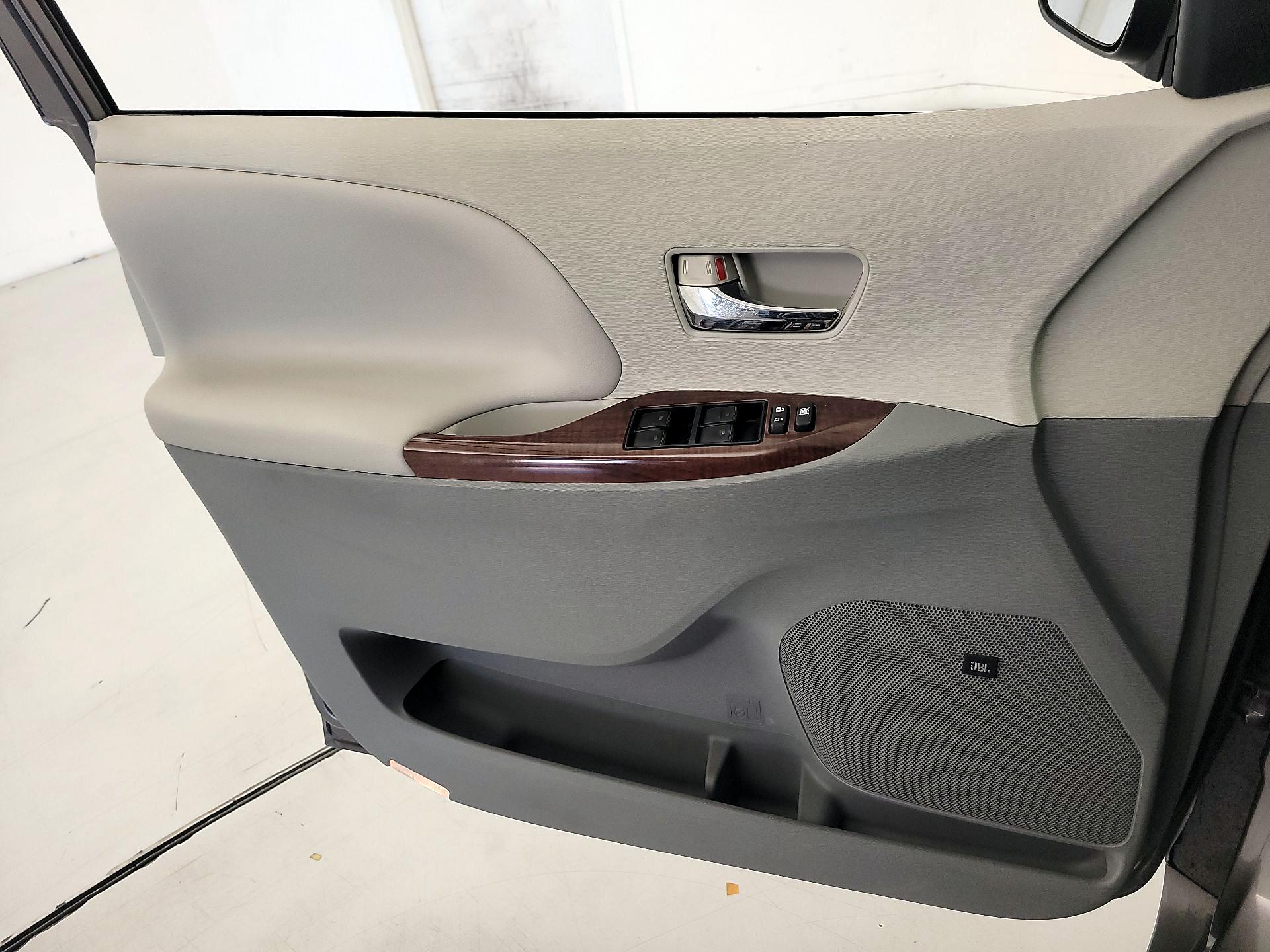 Thumbnail: 2014 Toyota Sienna - 12