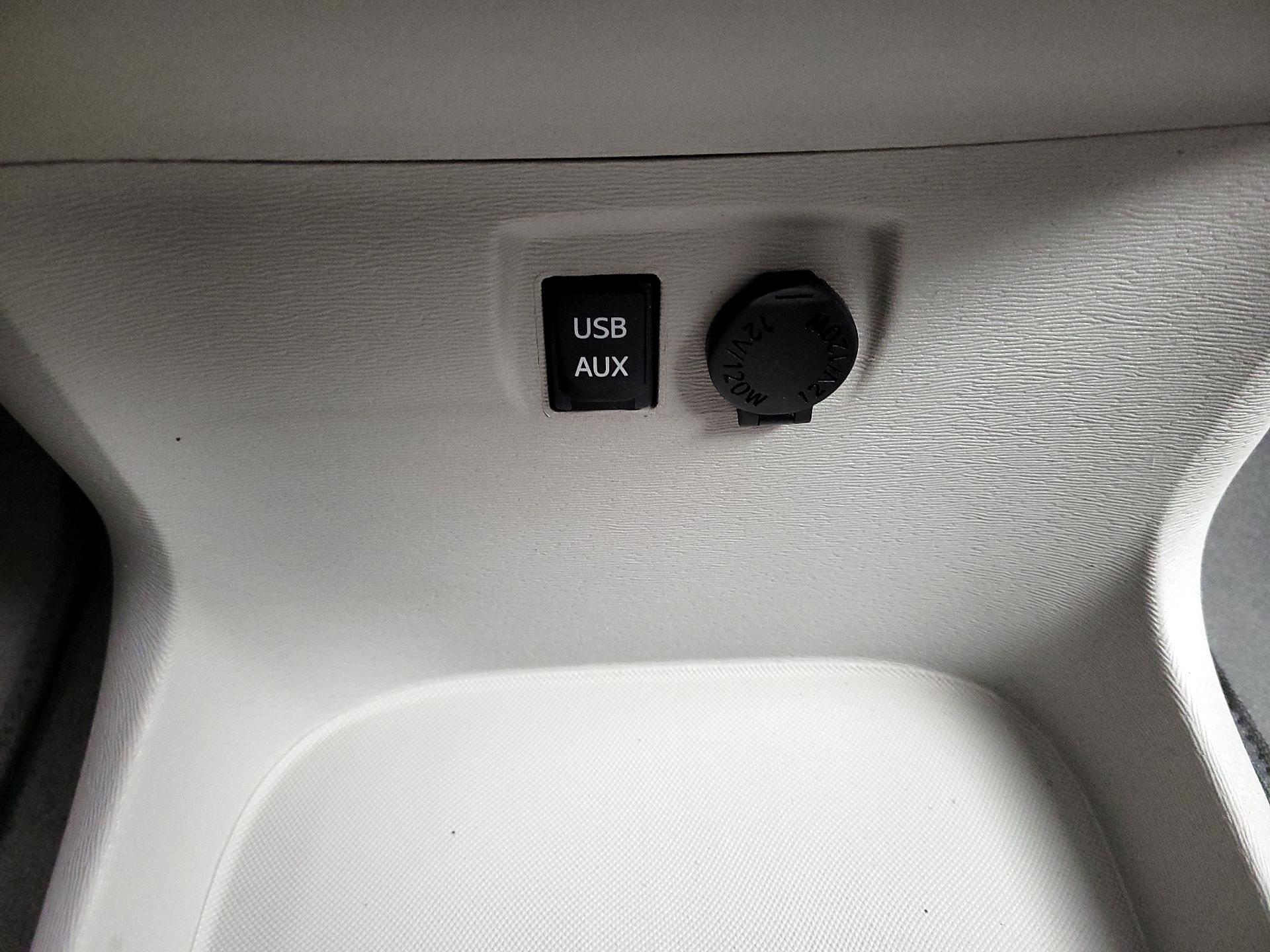 Thumbnail: 2014 Toyota Sienna - 18