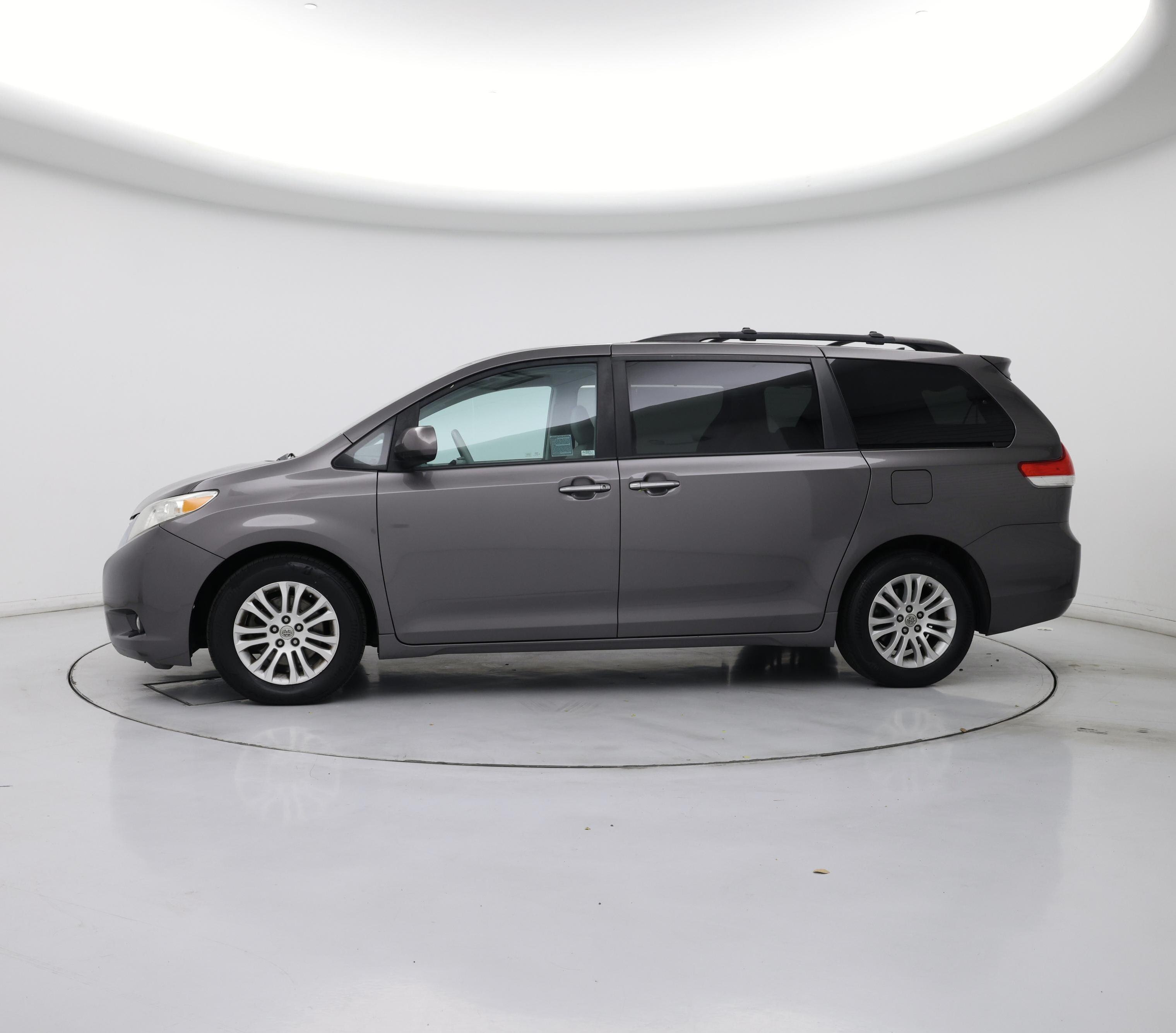 Thumbnail: 2014 Toyota Sienna - 3