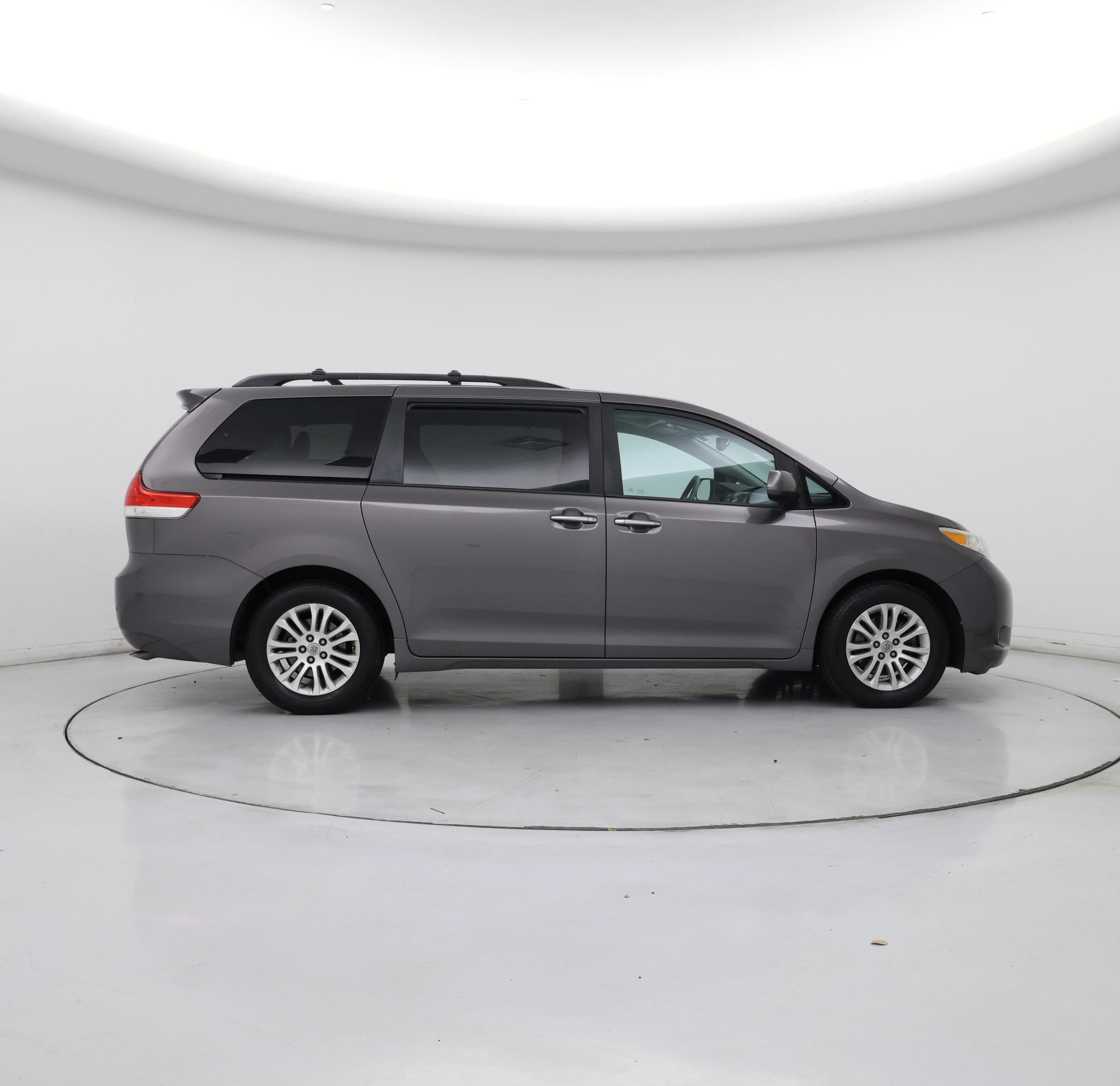 Thumbnail: 2014 Toyota Sienna - 7